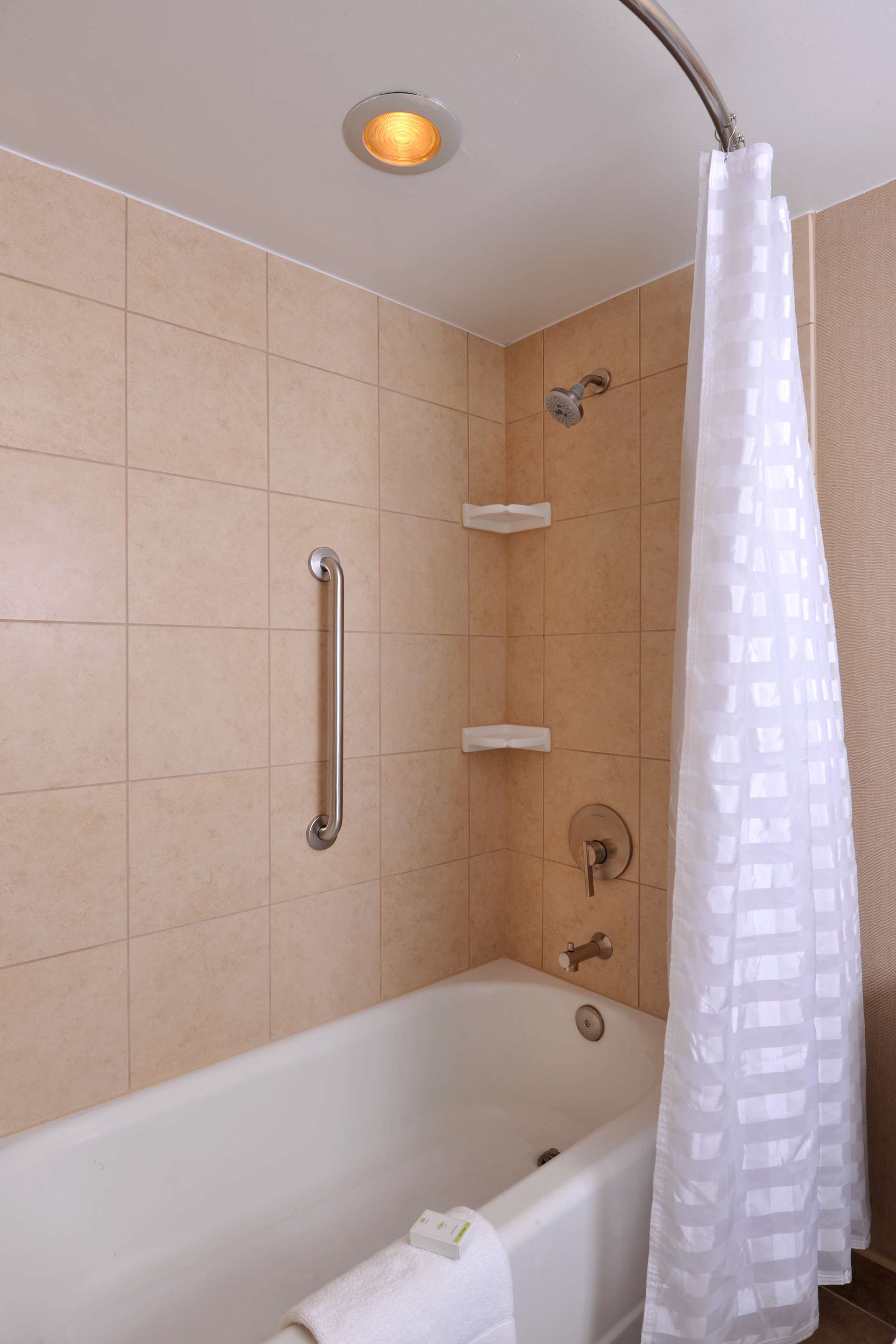 Guest room bath