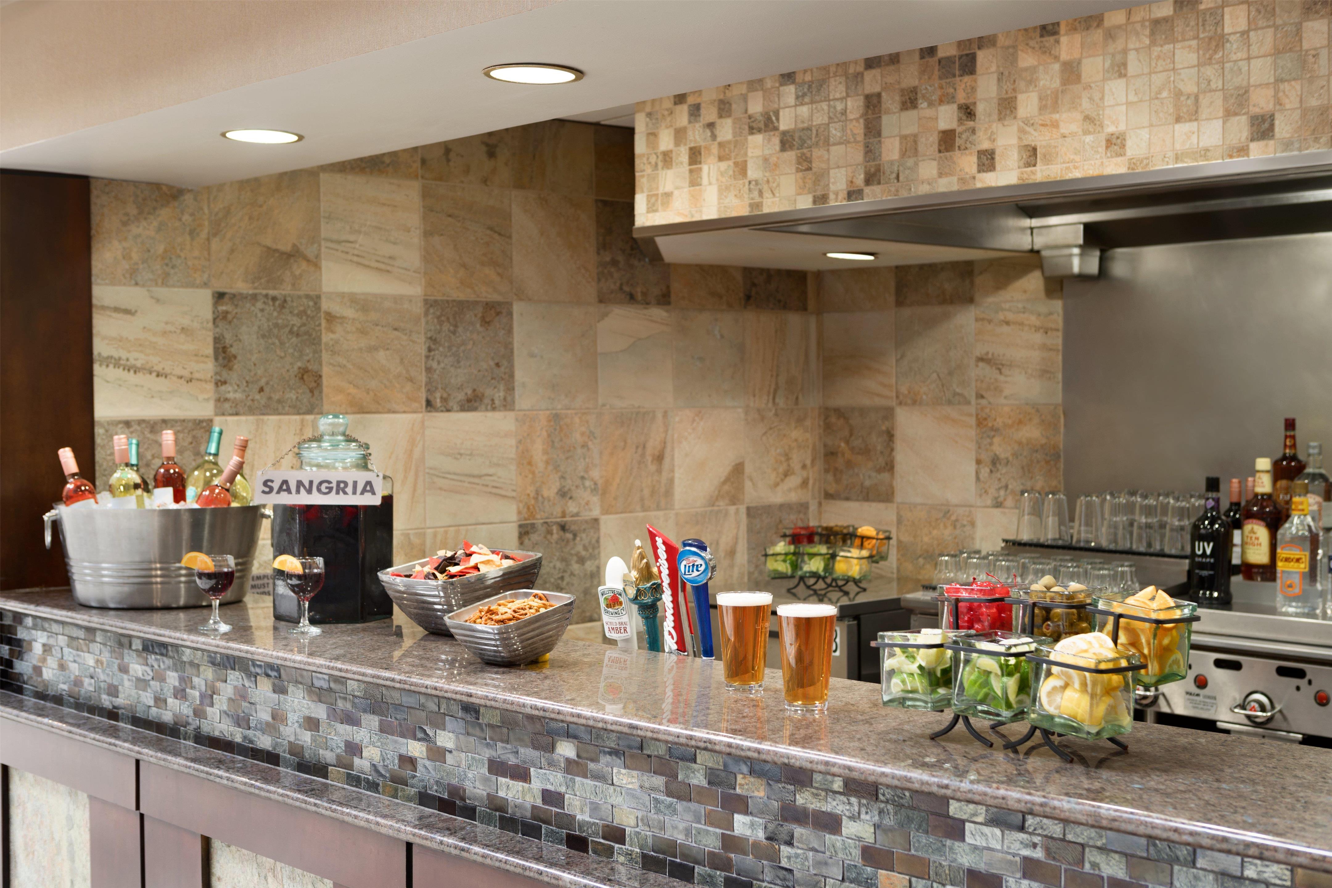 BarLounge | Embassy Suites Hotel Des Moines Downtown