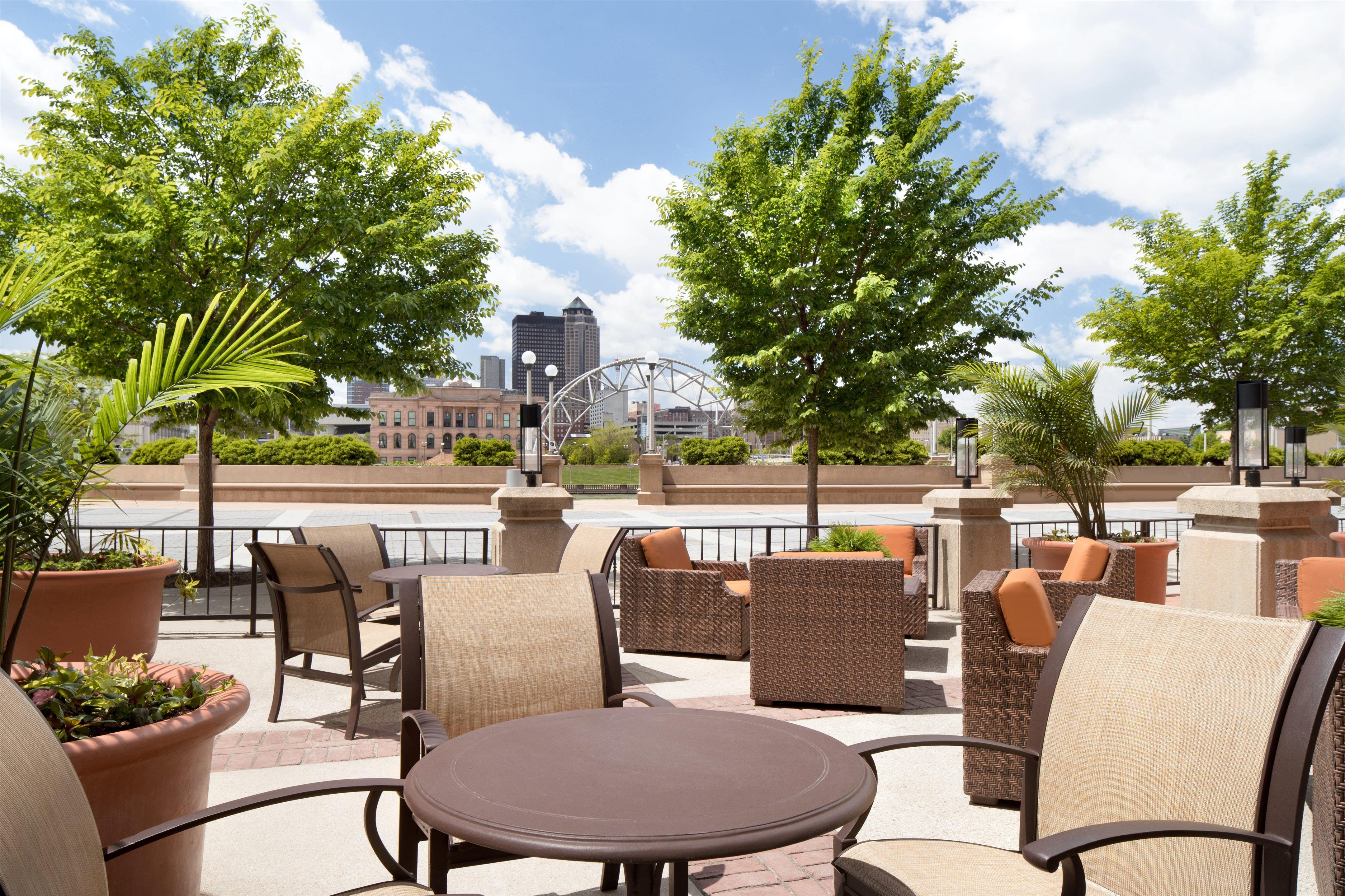 Exterior | Embassy Suites Hotel Des Moines Downtown