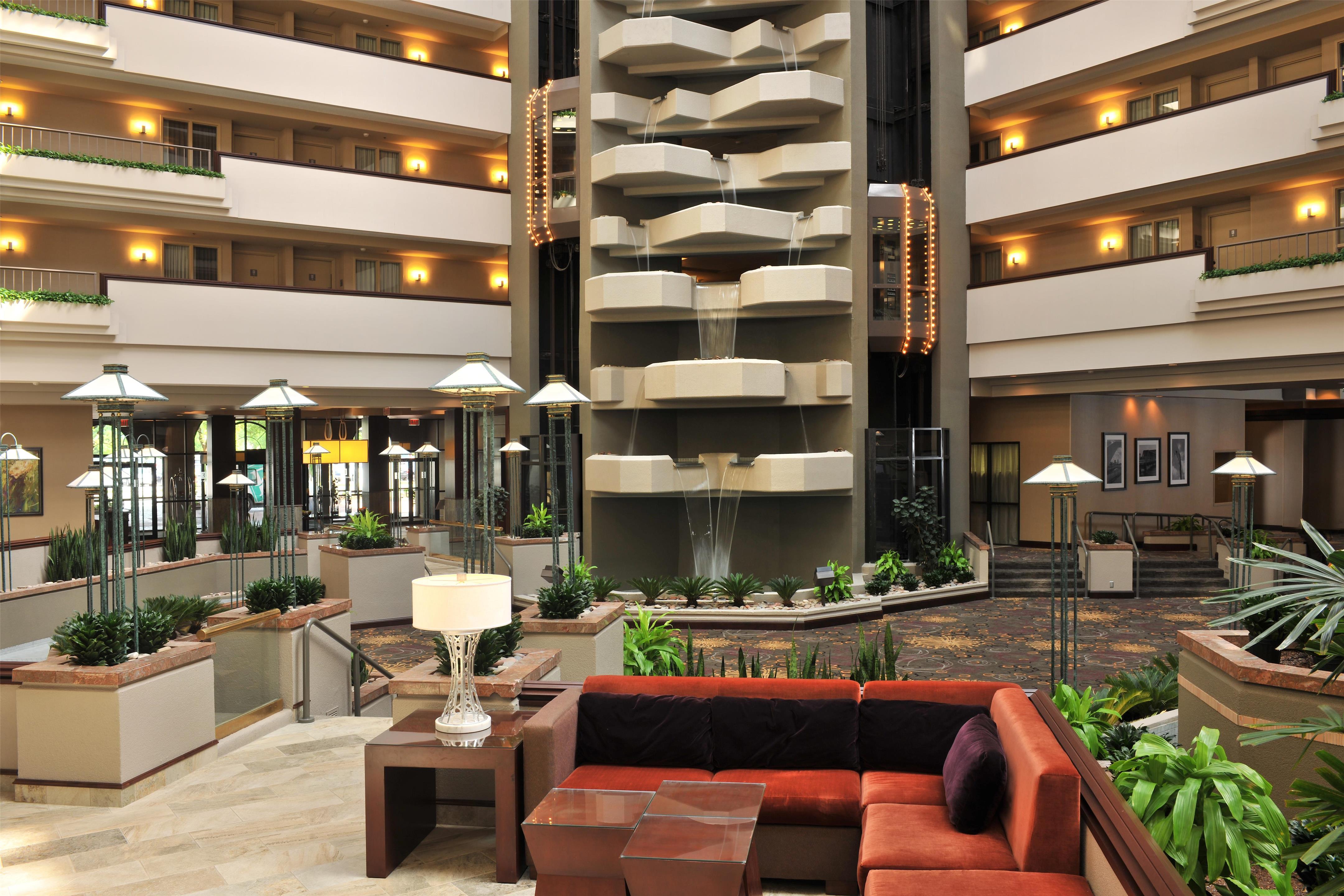 Lobby | Embassy Suites Hotel Des Moines Downtown