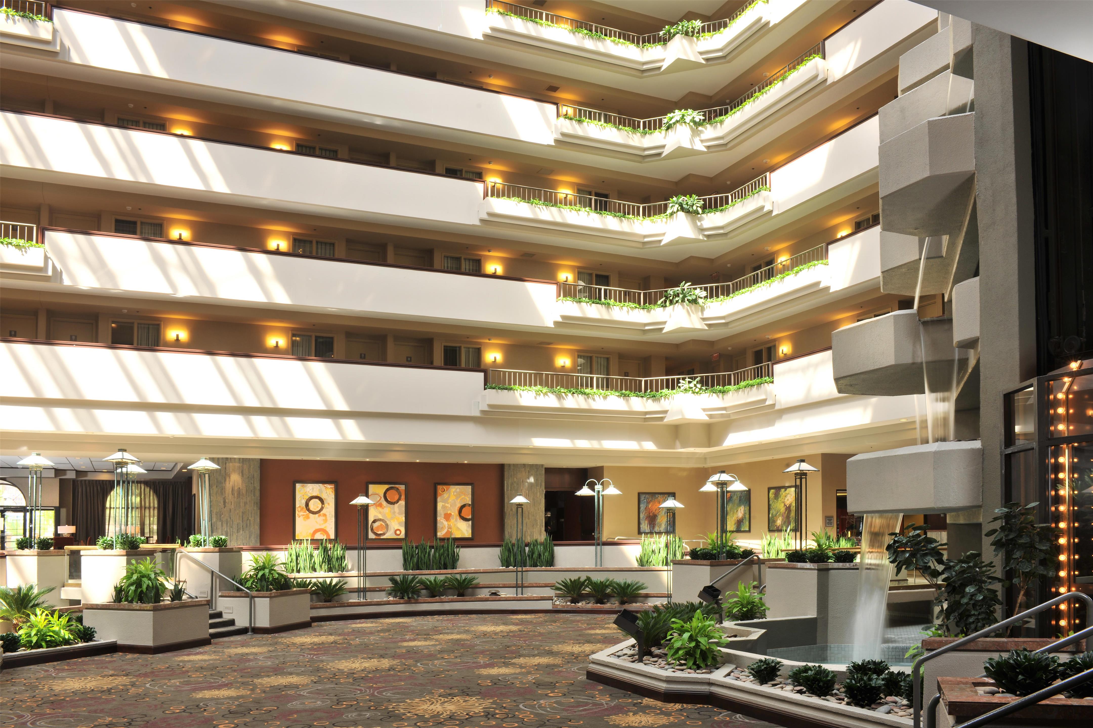 Lobby | Embassy Suites Hotel Des Moines Downtown