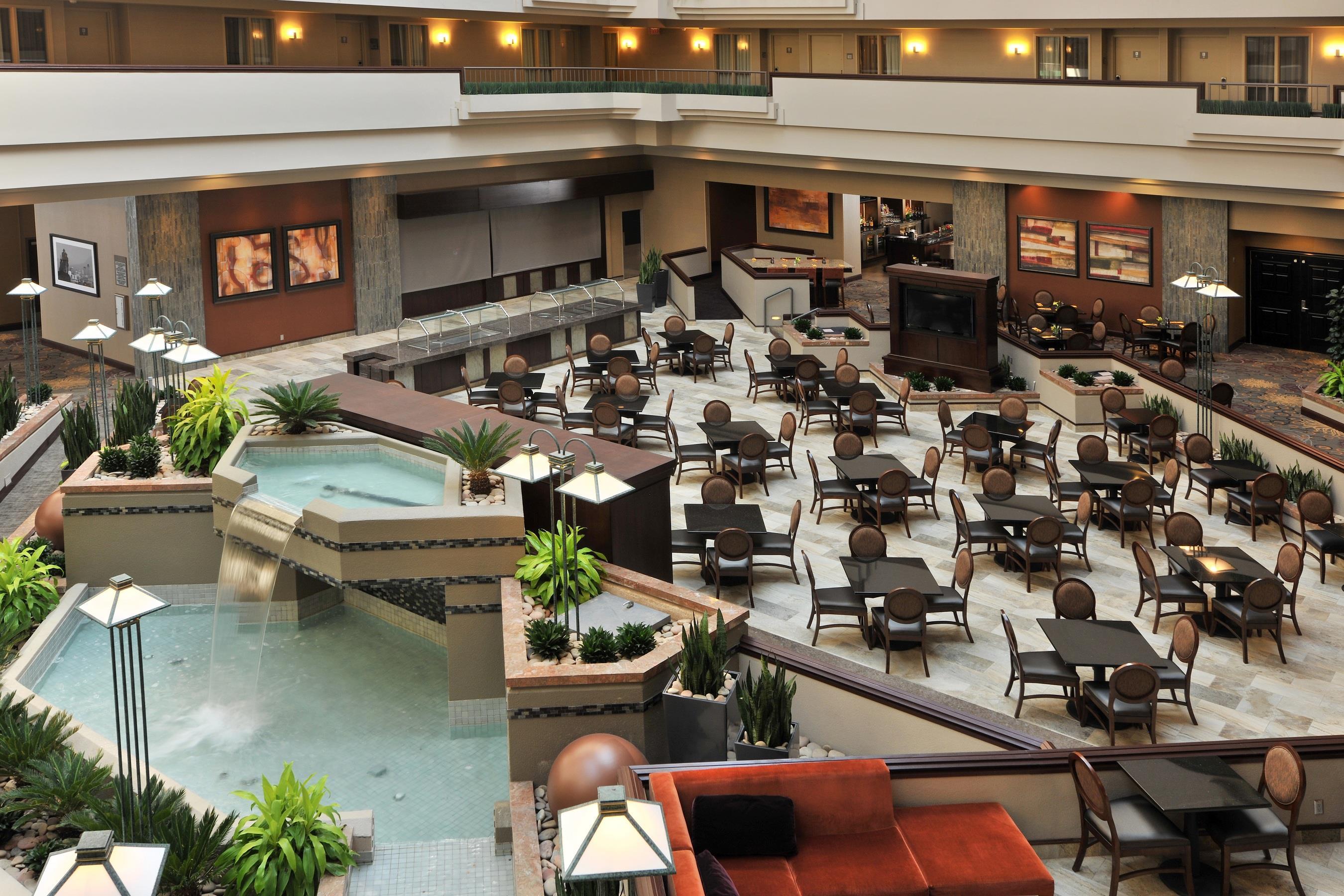 Restaurant | Embassy Suites Hotel Des Moines Downtown