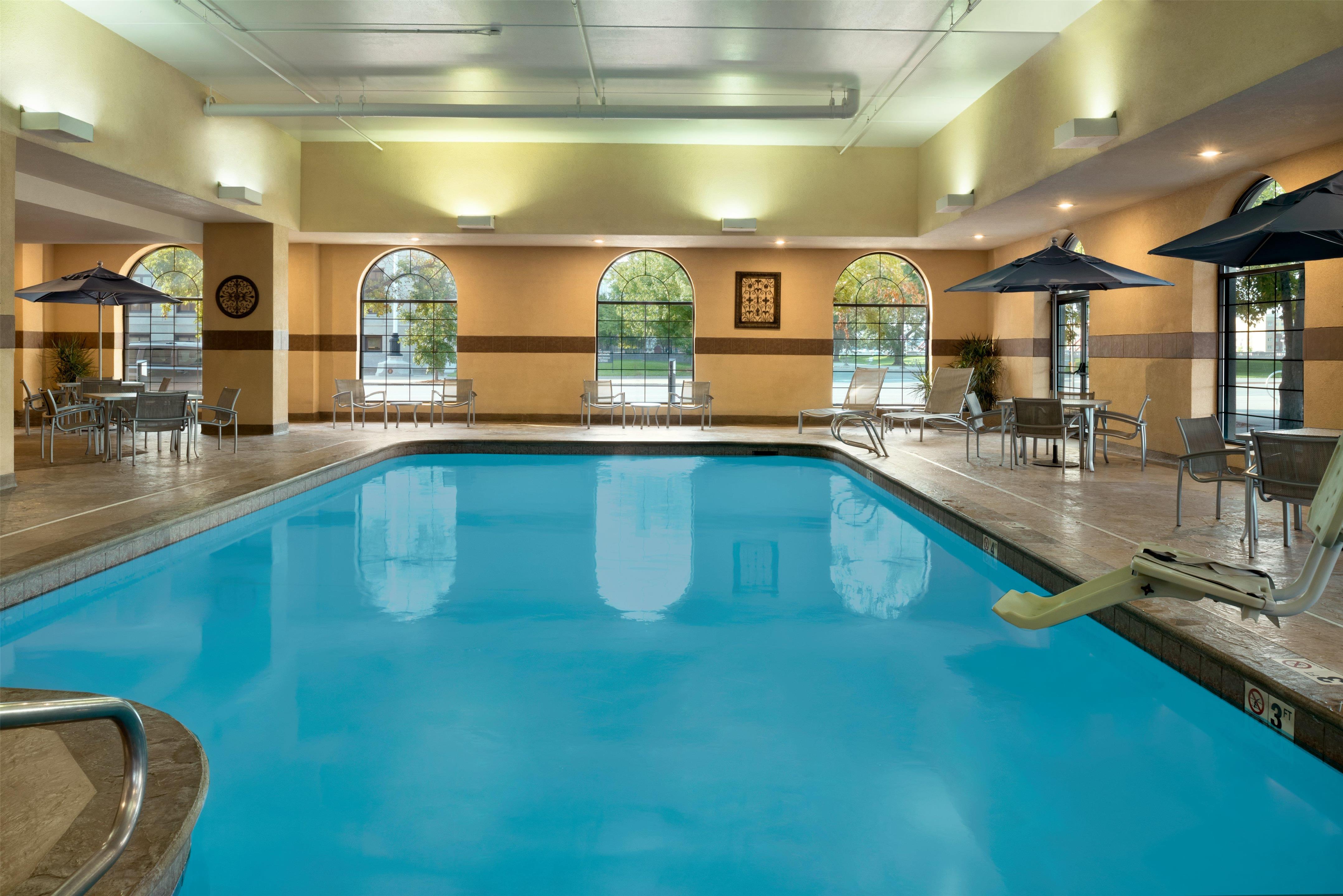 Pool | Embassy Suites Hotel Des Moines Downtown