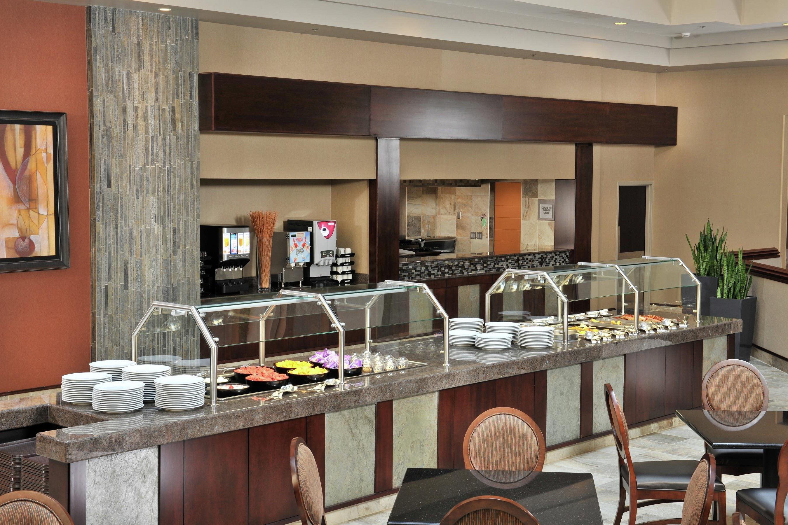 Breakfast Area | Embassy Suites Hotel Des Moines Downtown