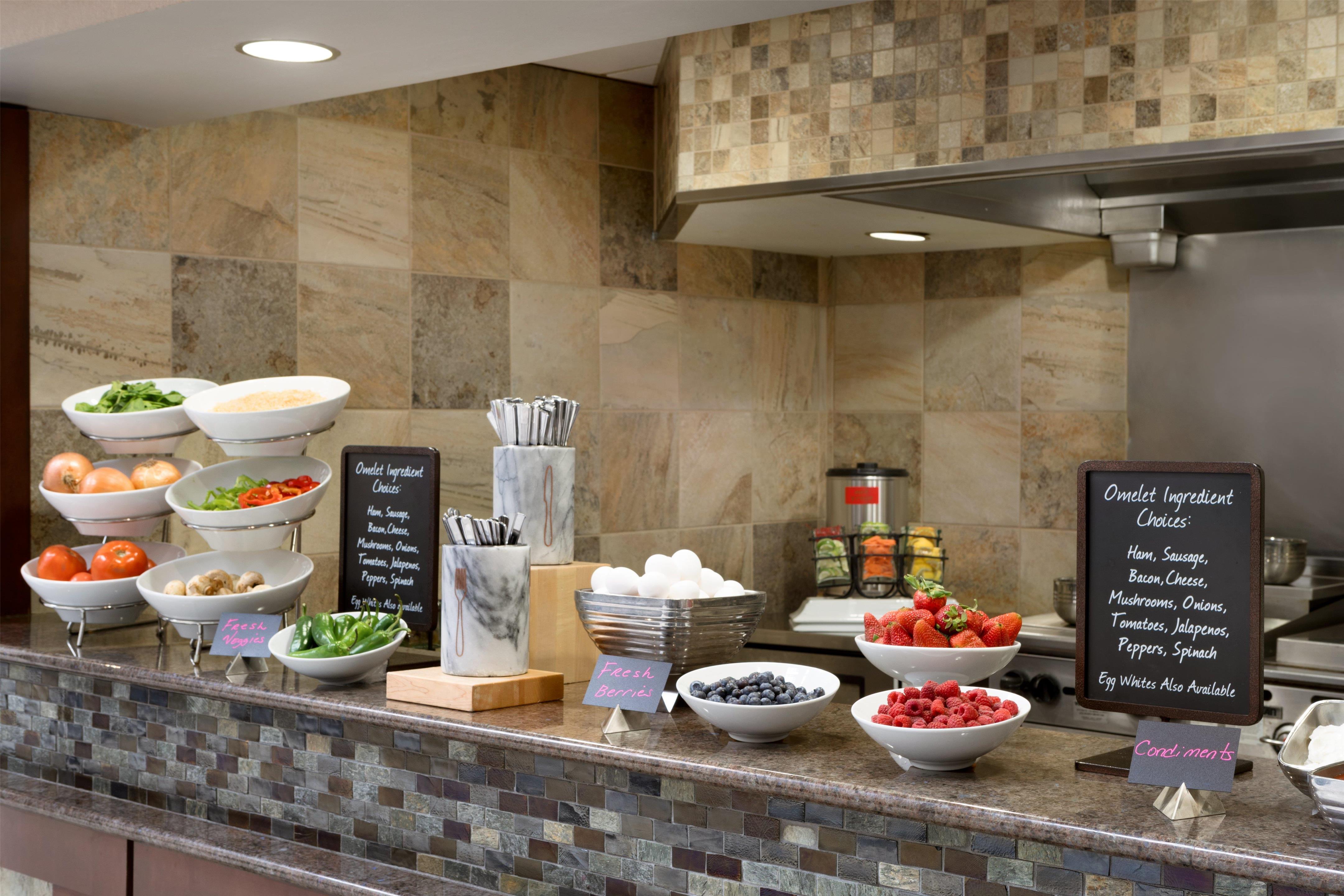 Restaurant | Embassy Suites Hotel Des Moines Downtown