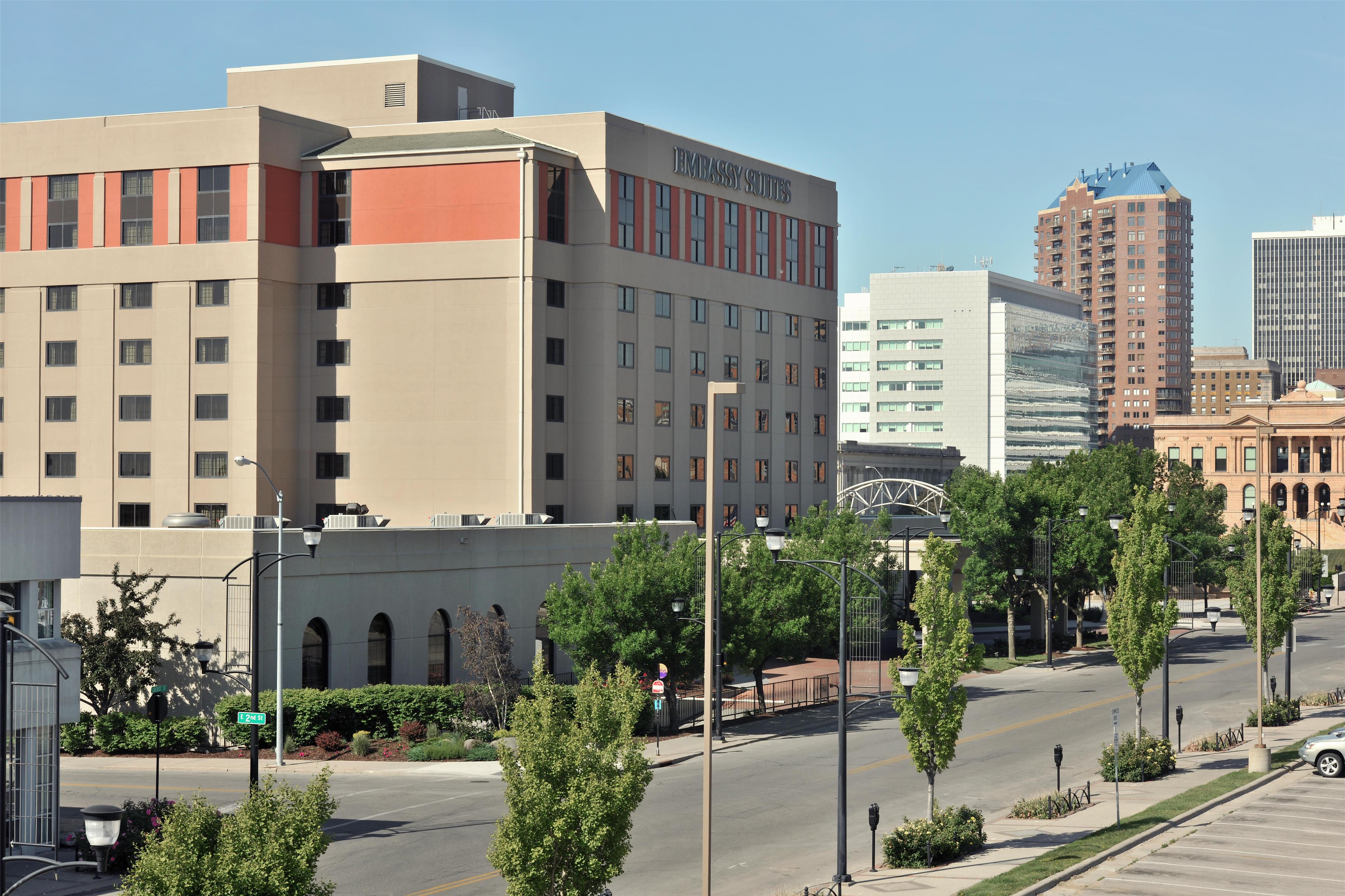 Exterior | Embassy Suites Hotel Des Moines Downtown