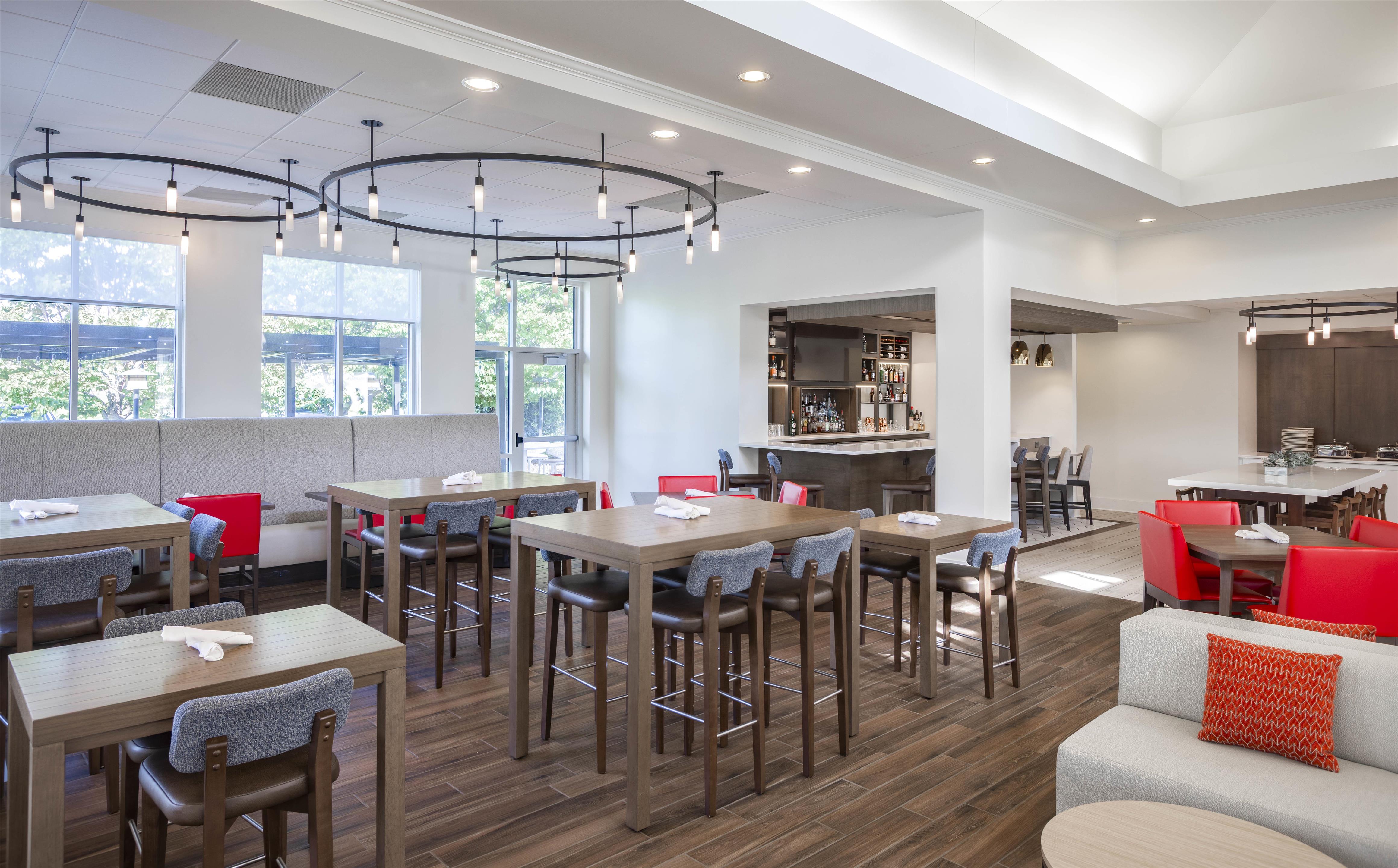 Breakfast Area | Hilton Garden Inn Des Moines/Urbandale