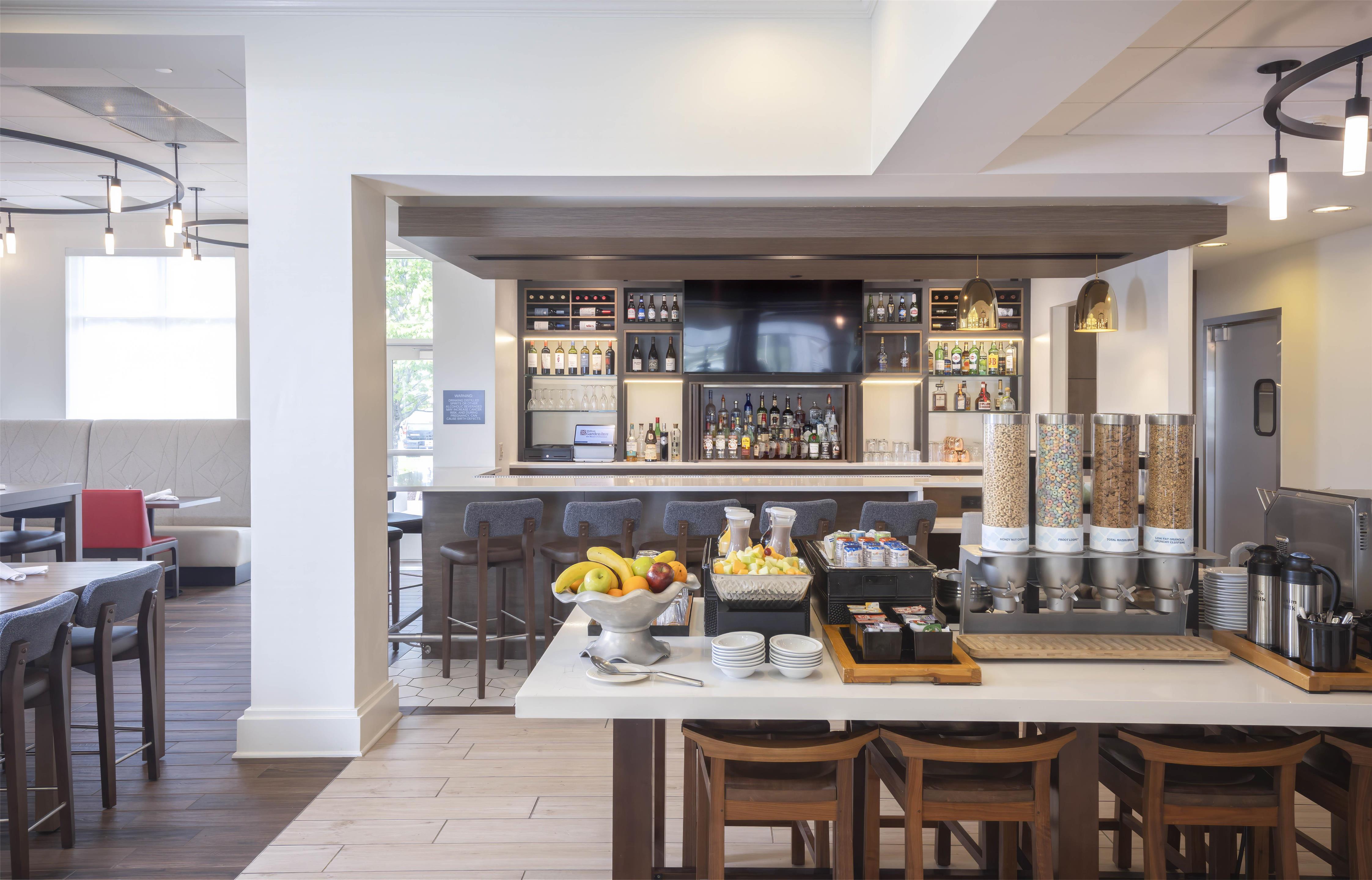 Breakfast Area | Hilton Garden Inn Des Moines/Urbandale