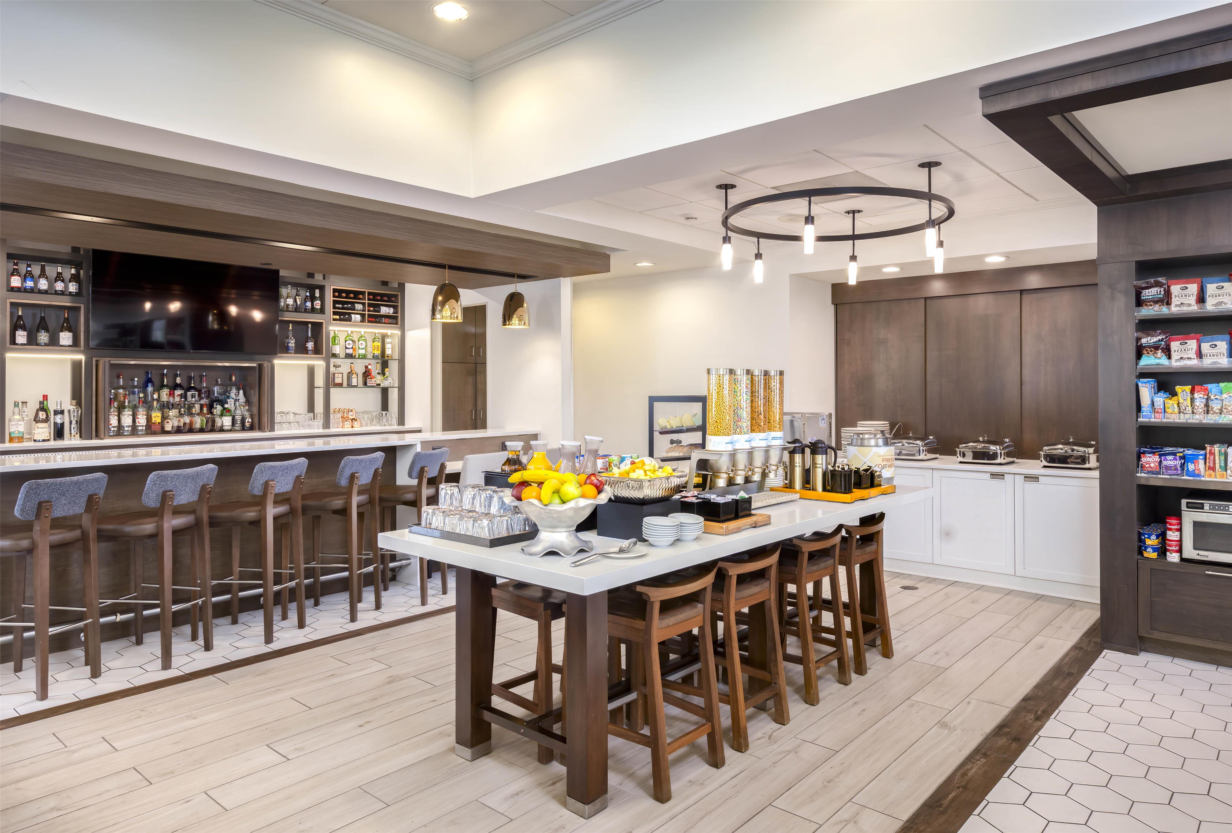 Breakfast Area | Hilton Garden Inn Des Moines/Urbandale