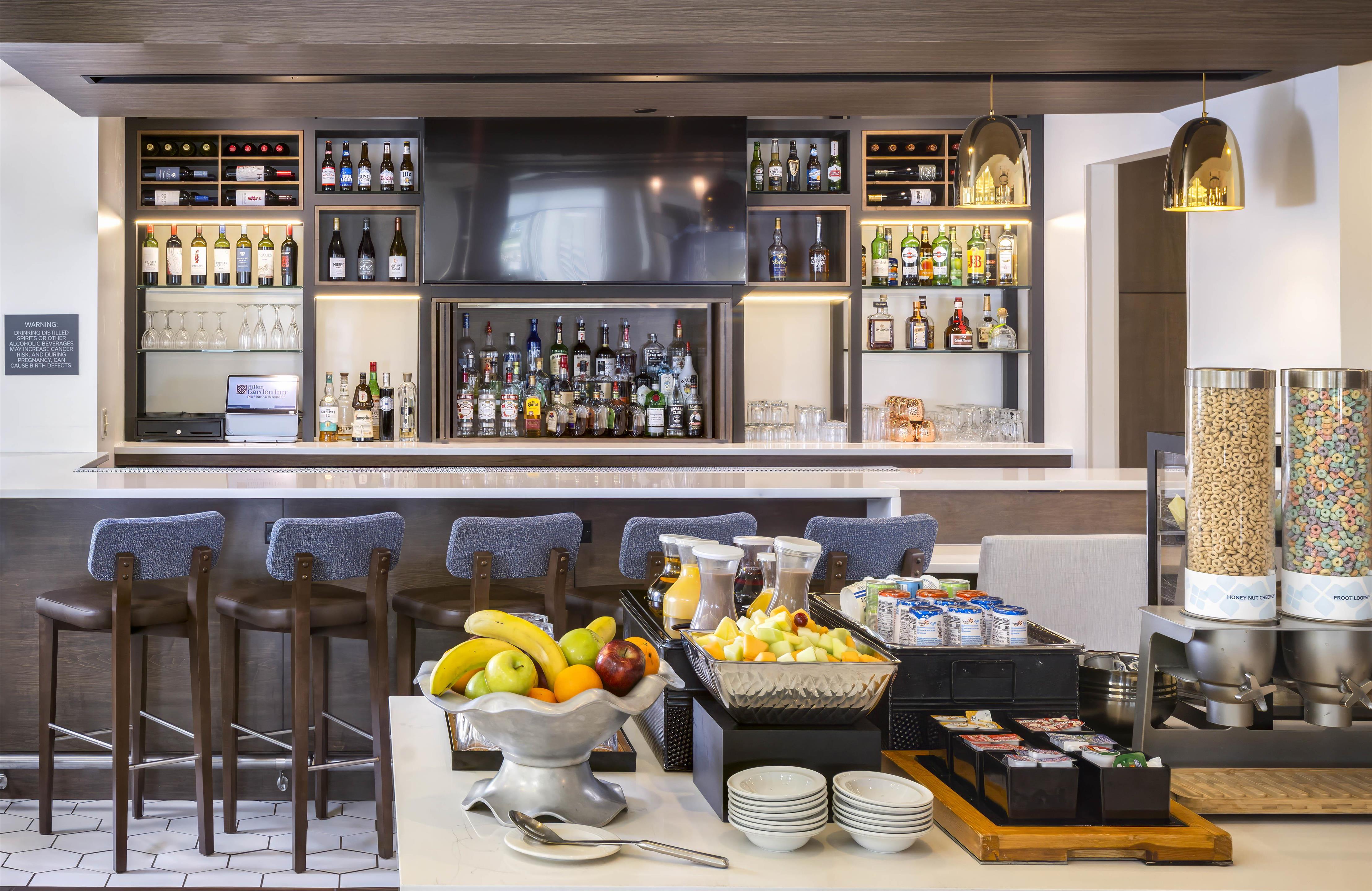 Breakfast Area | Hilton Garden Inn Des Moines/Urbandale