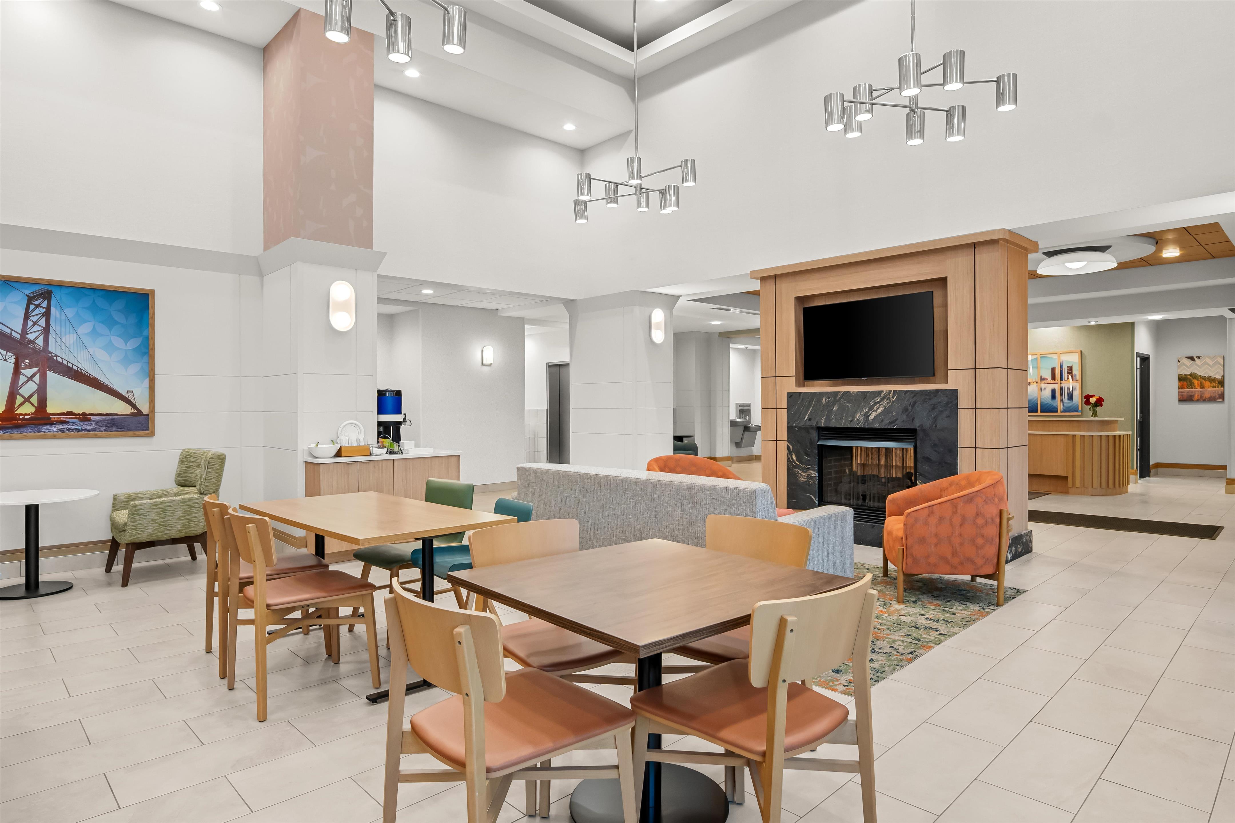 Breakfast Area | Hampton Inn & Suites Detroit-Canton