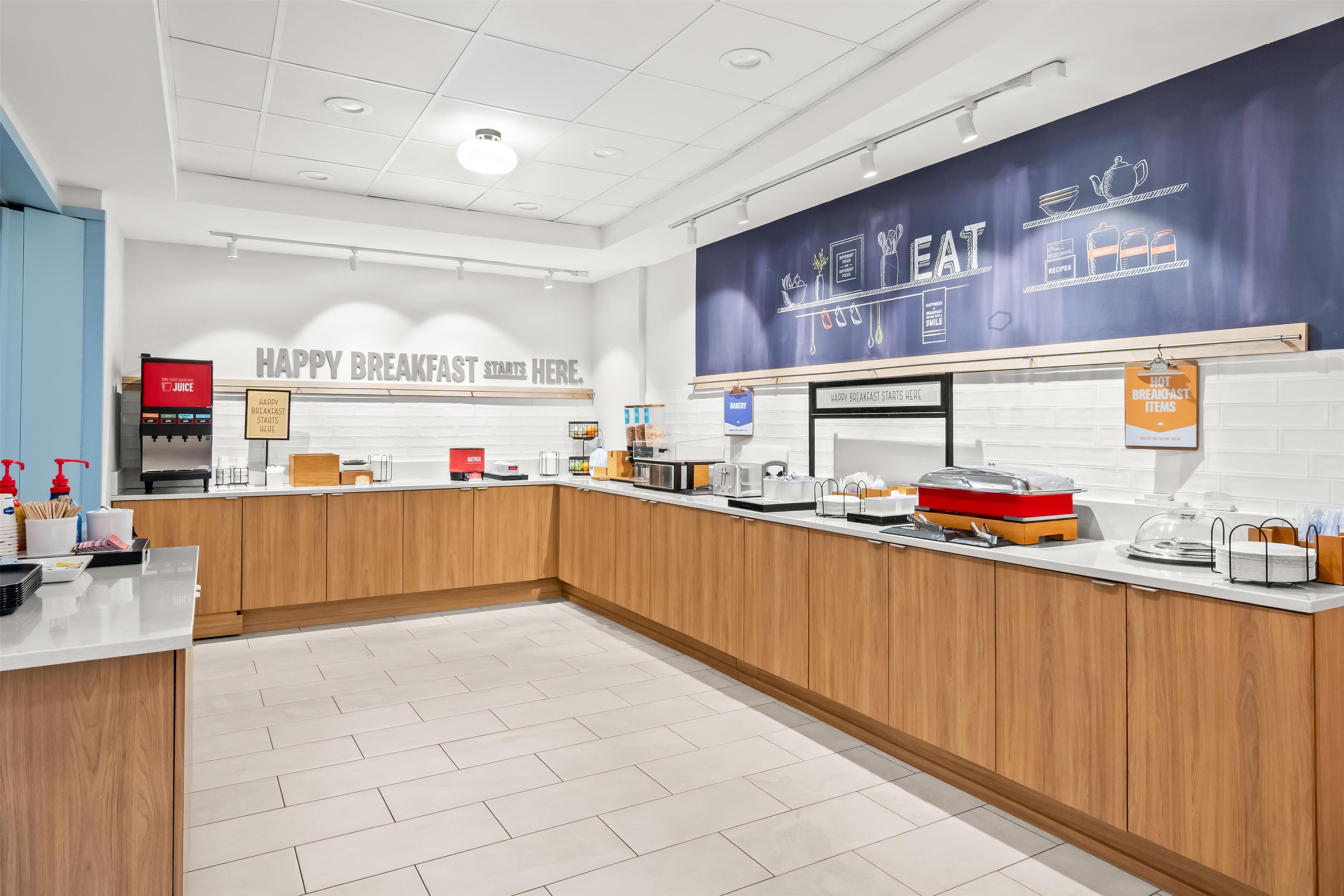 Breakfast Area | Hampton Inn & Suites Detroit-Canton