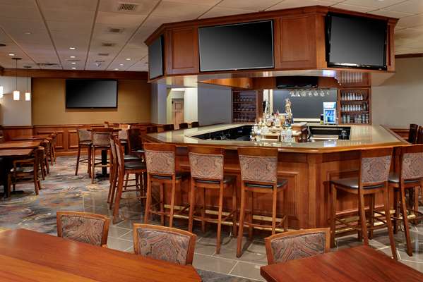 Bar - DoubleTree by Hilton Hotel Detroit
