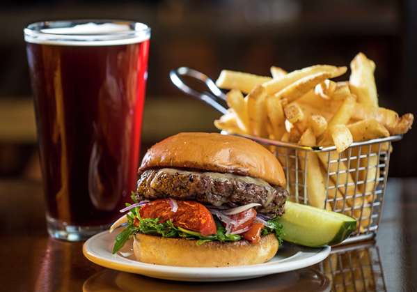 Restaurant - DoubleTree Suites by Hilton Hotel Detroit