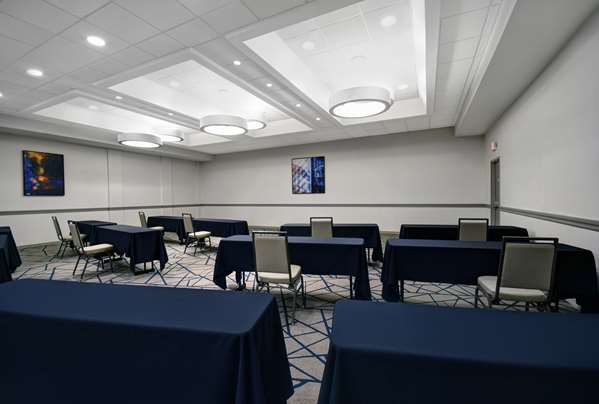  - Embassy Suites Livonia - I-96 & I-275, Exit 169