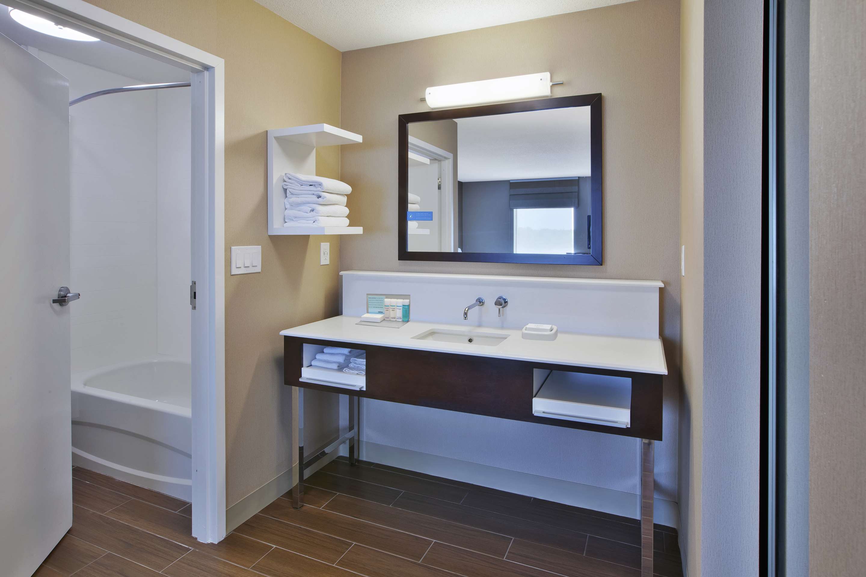Guest room bath