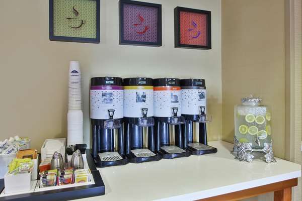 Restaurant - Hampton Inn Commerce Township