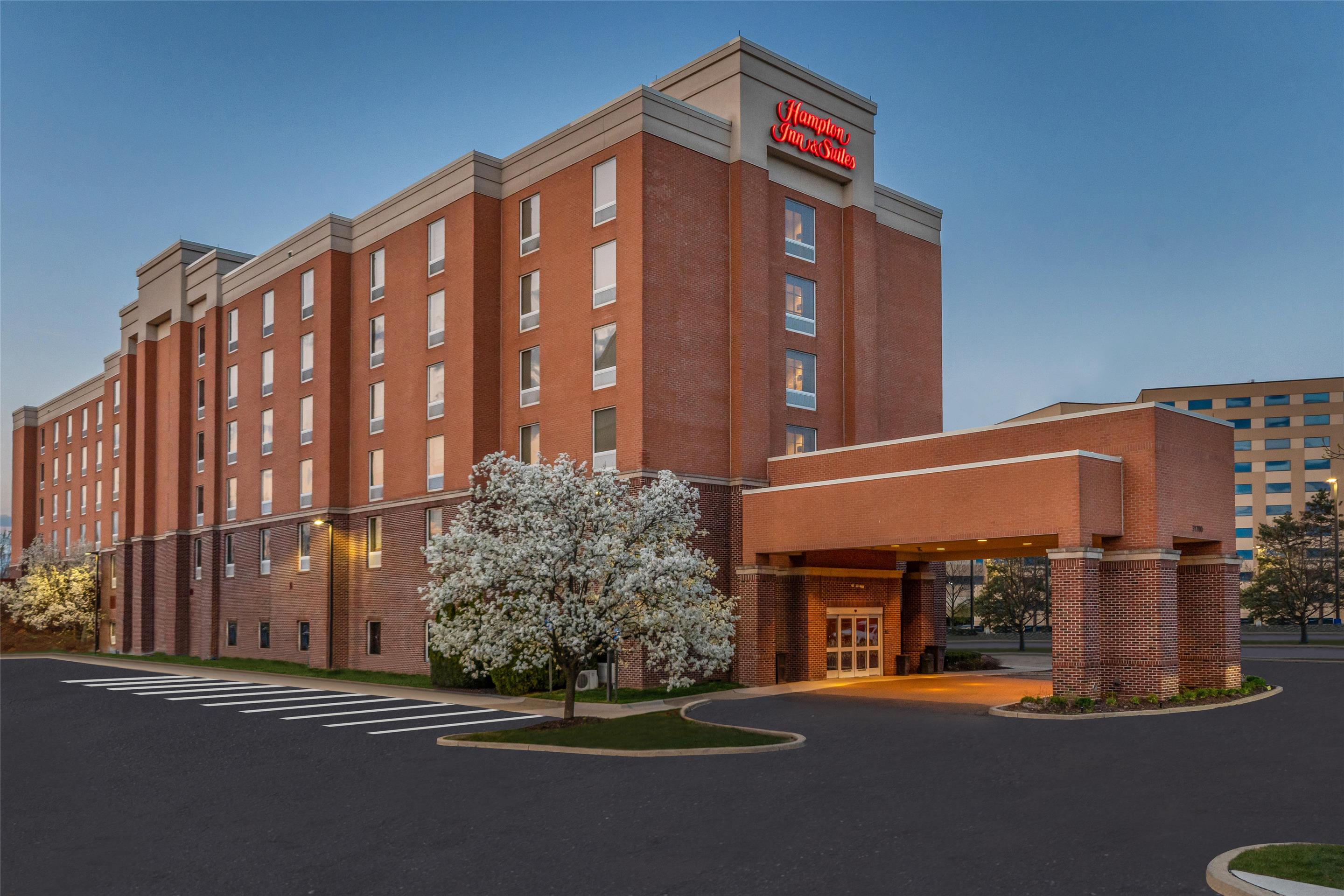 Exterior | Hampton Inn & Suites Detroit / Airport - Romulus