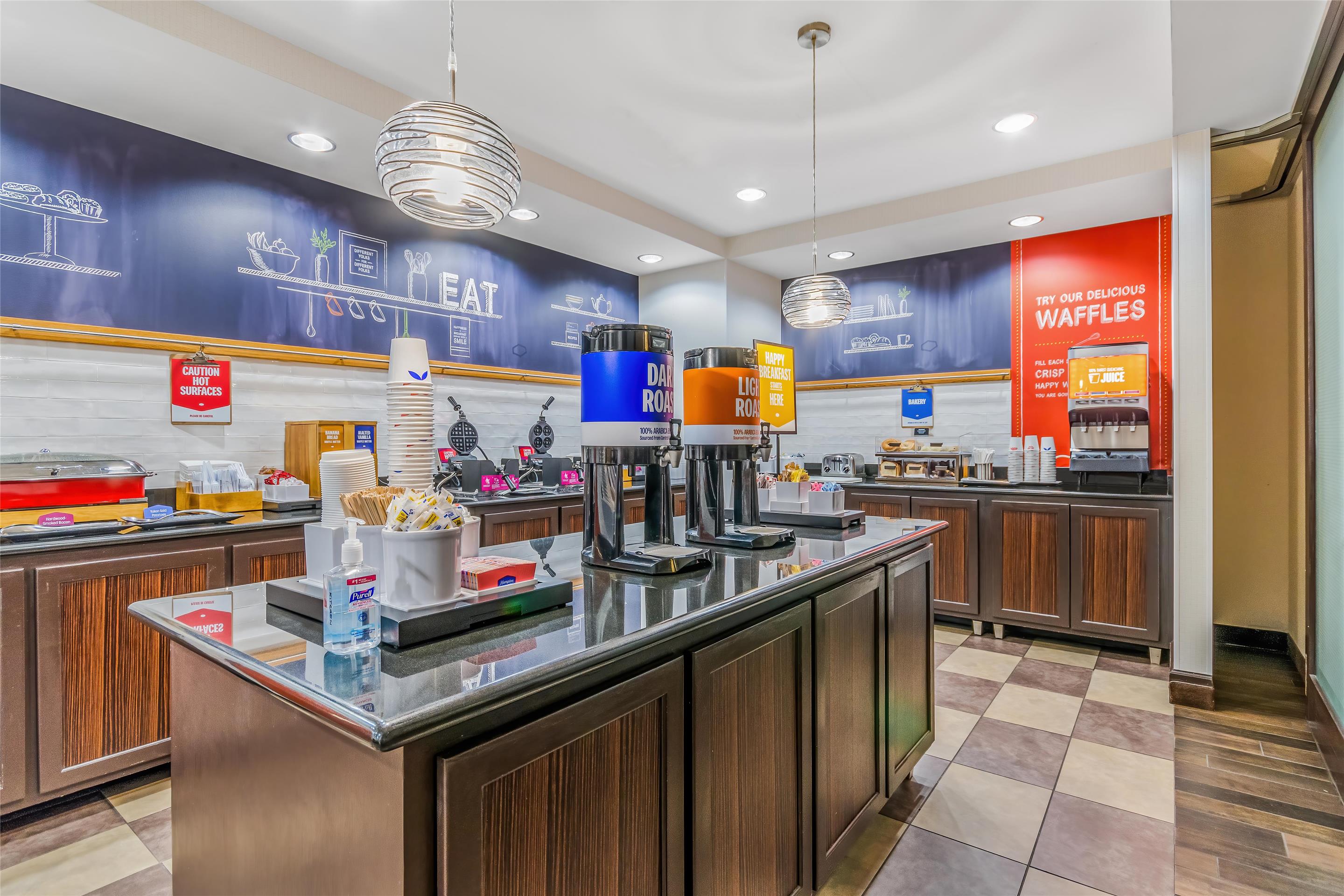 Breakfast Area | Hampton Inn & Suites Detroit / Airport - Romulus