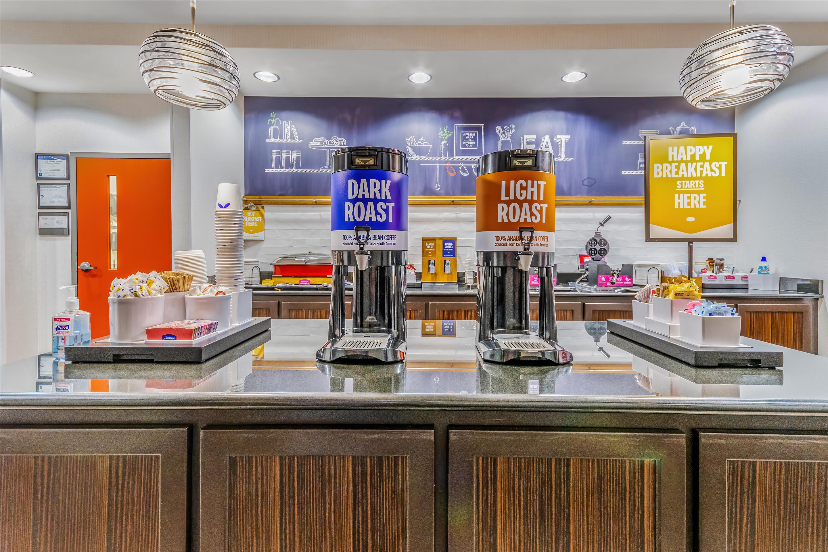 Breakfast Area | Hampton Inn & Suites Detroit / Airport - Romulus