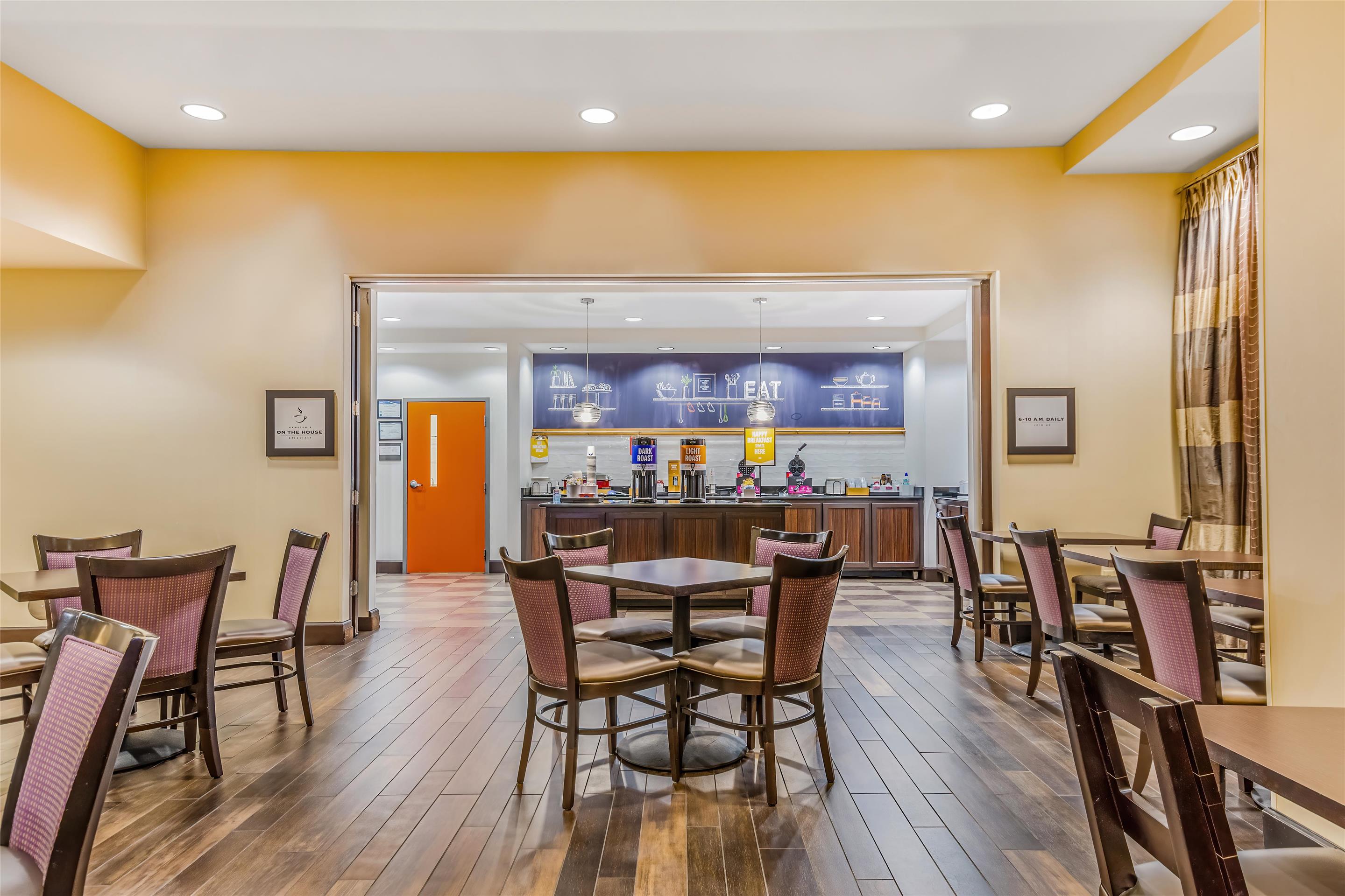 Breakfast Area | Hampton Inn & Suites Detroit / Airport - Romulus