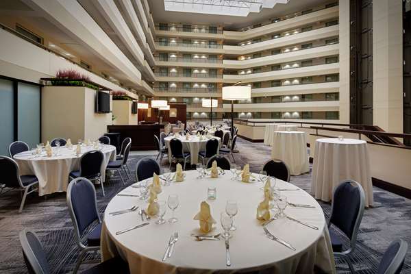 Restaurant - Embassy Suites Troy - I-75, Exit 72