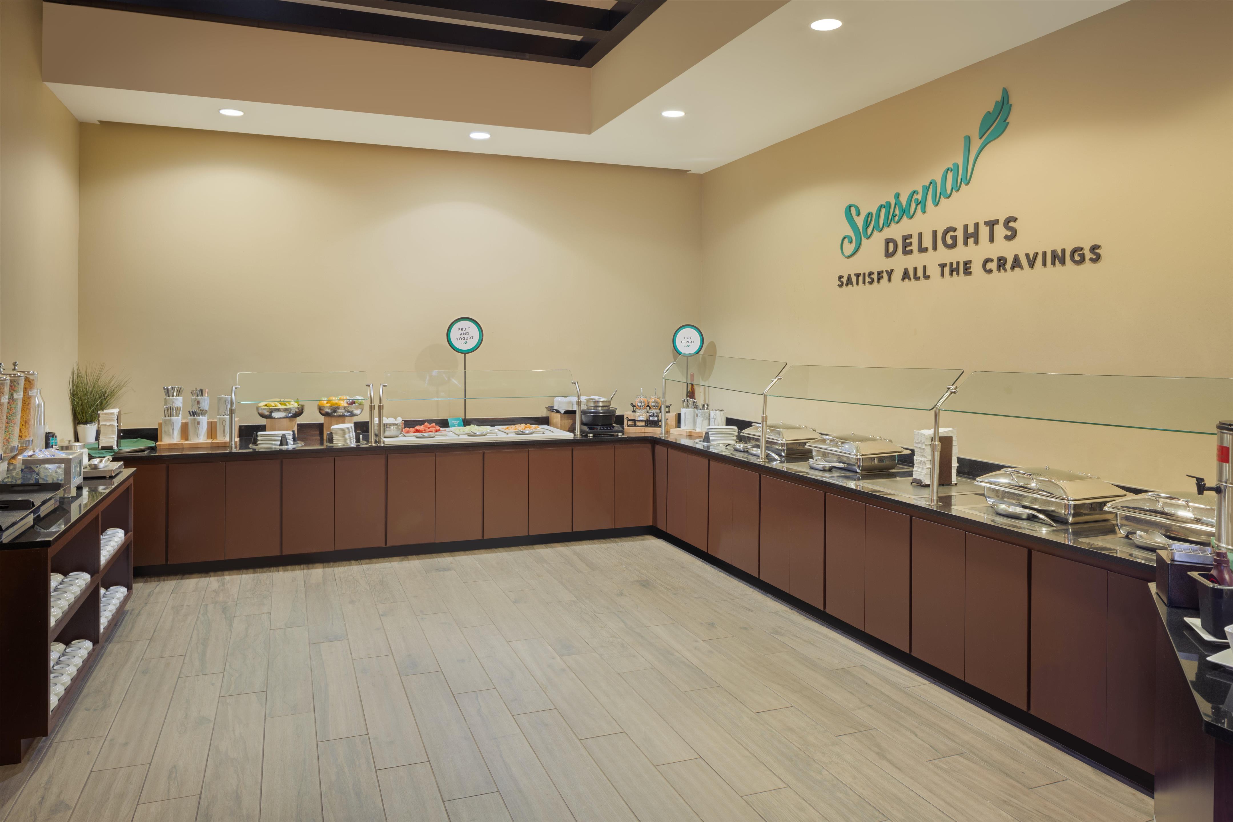 Breakfast Area | Embassy Suites by Hilton Detroit Troy Auburn Hills
