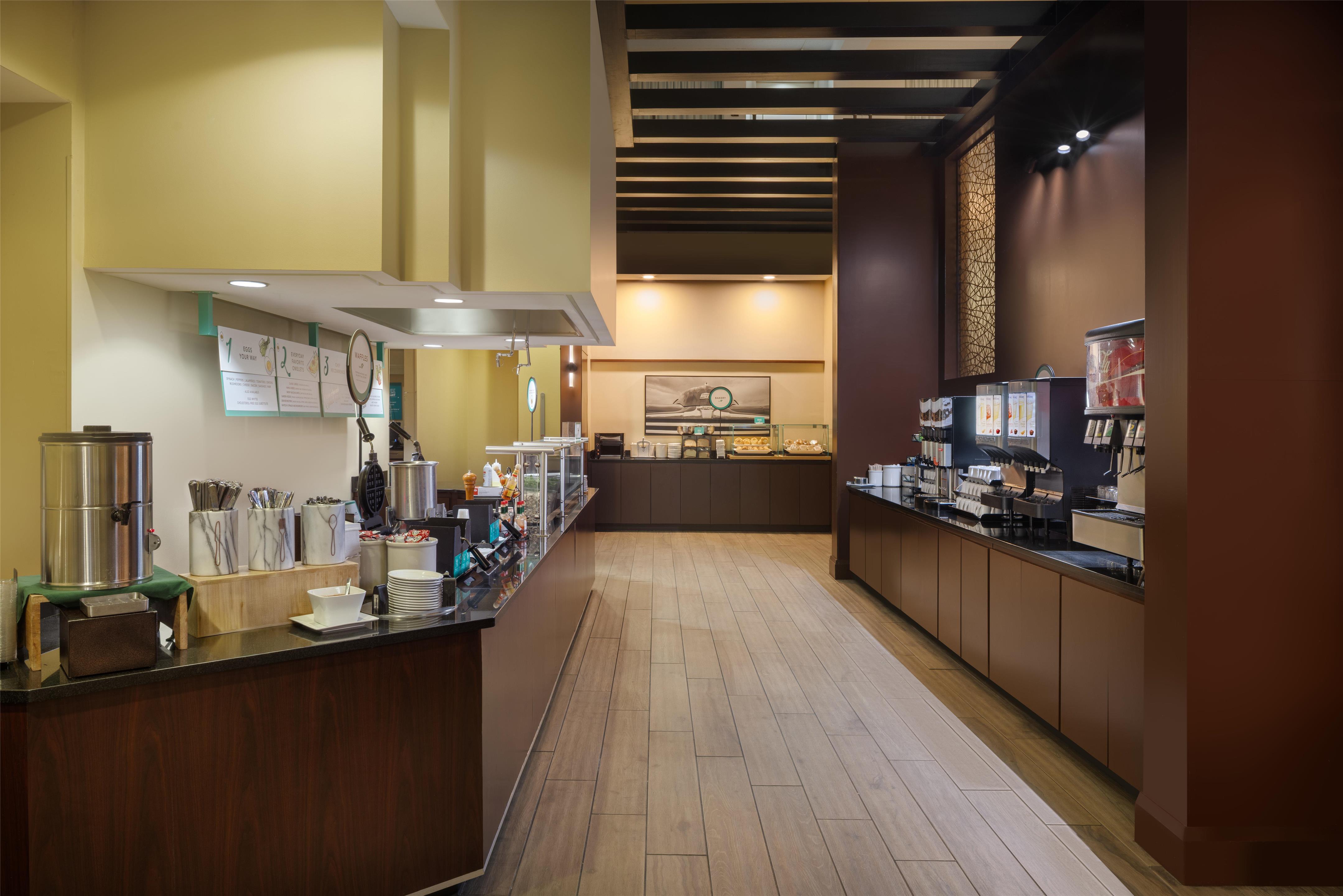 Breakfast Area | Embassy Suites by Hilton Detroit Troy Auburn Hills