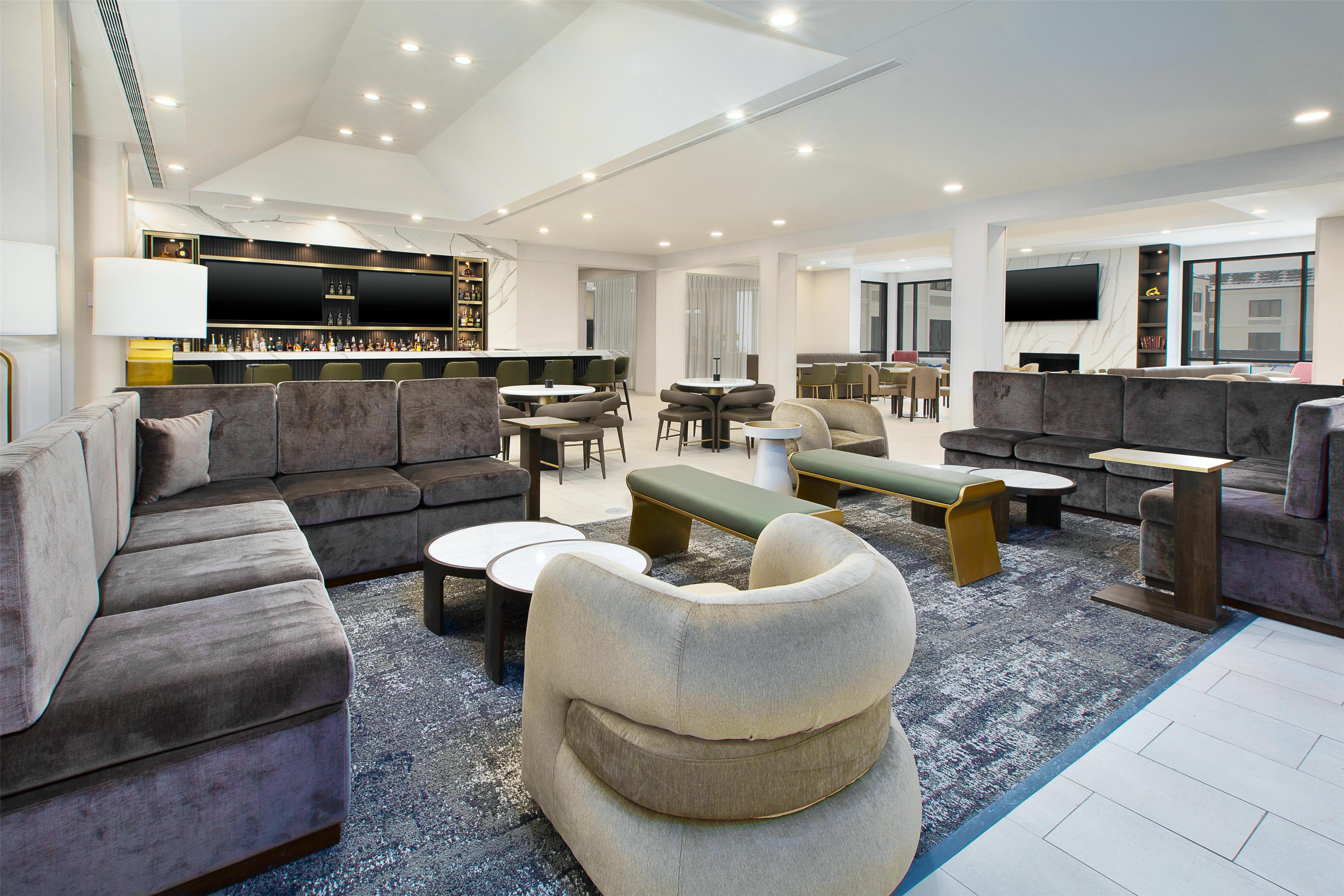 Lobby | DoubleTree by Hilton Hotel Detroit - Novi