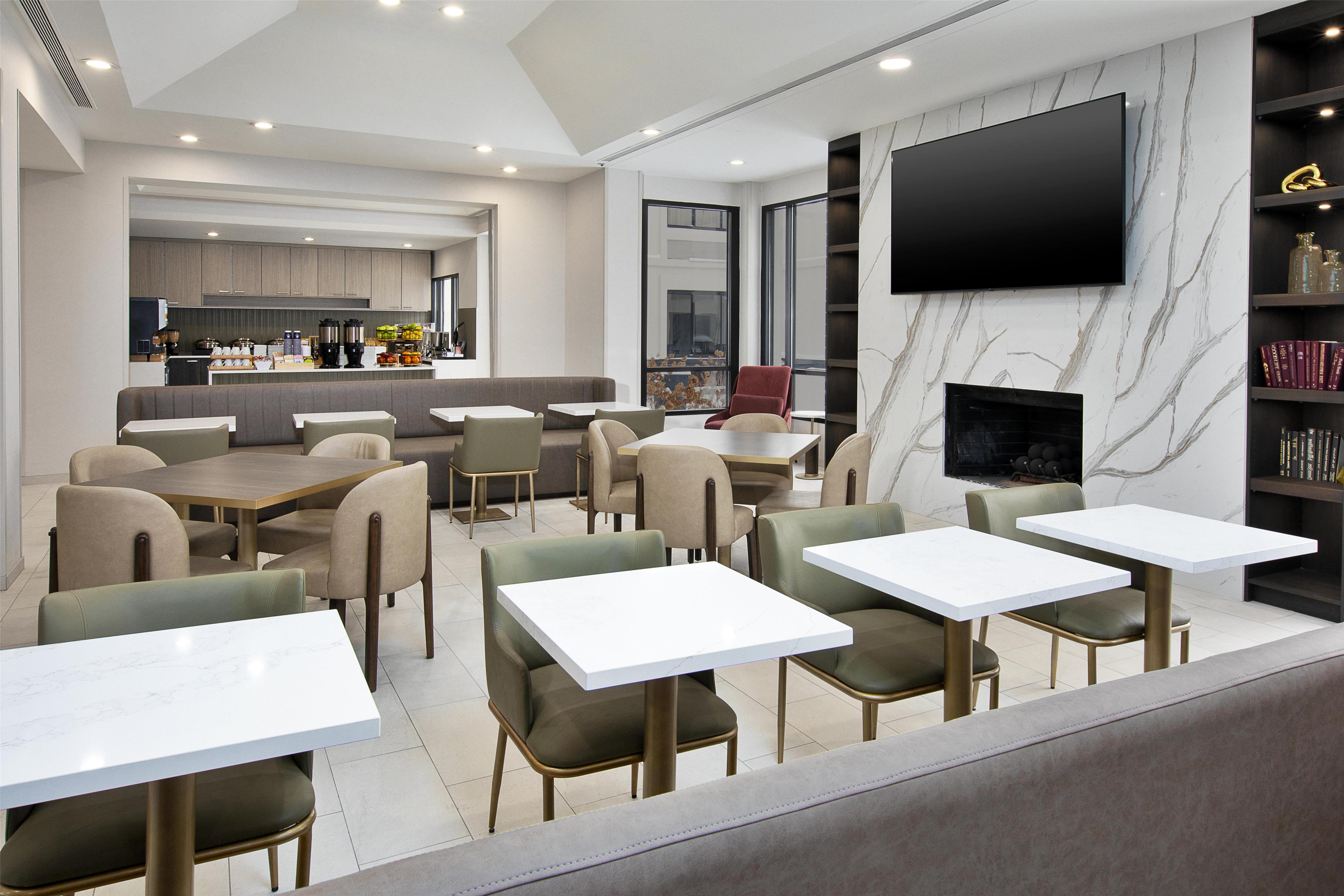 Breakfast Area | DoubleTree by Hilton Hotel Detroit - Novi