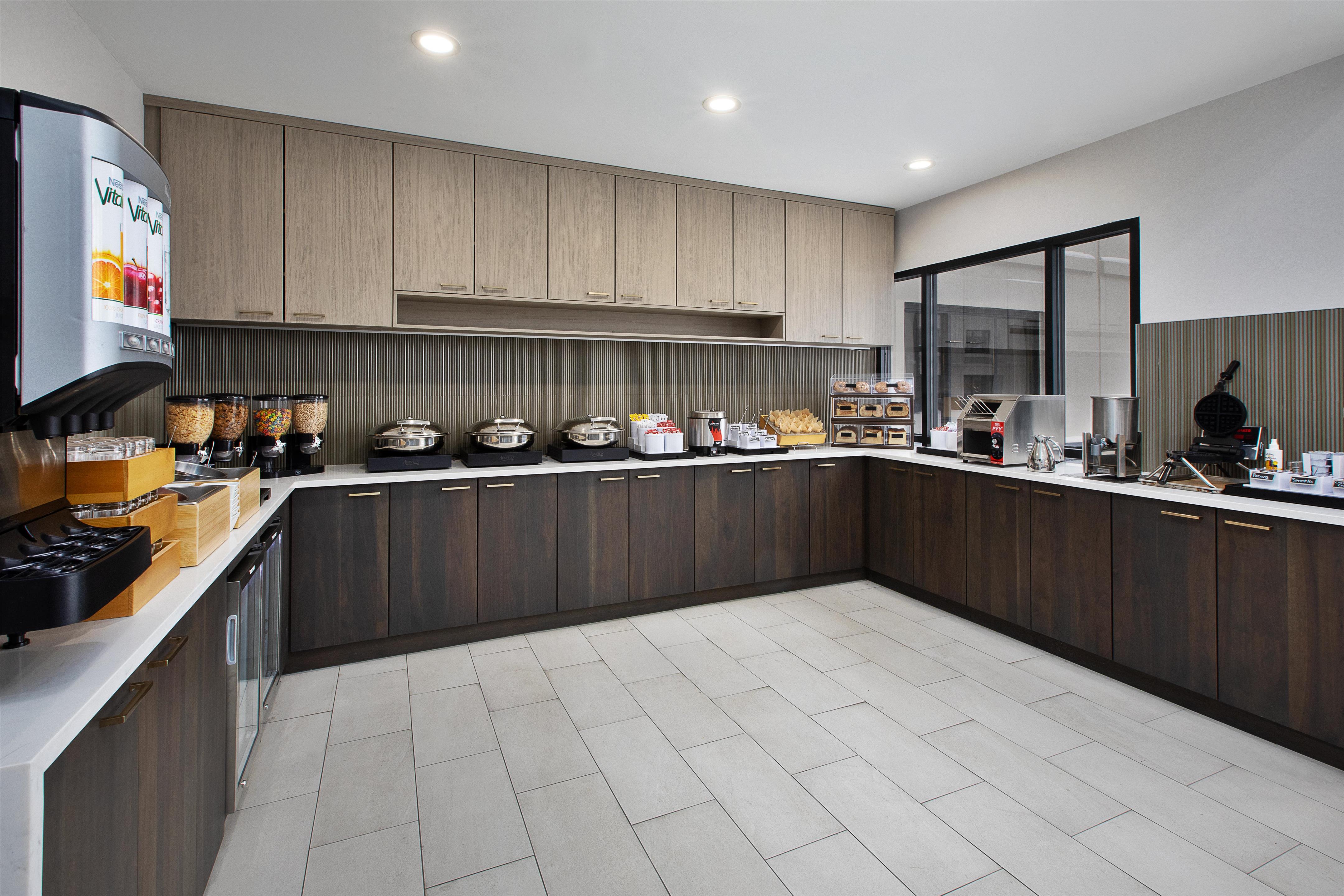 Breakfast Area | DoubleTree by Hilton Hotel Detroit - Novi