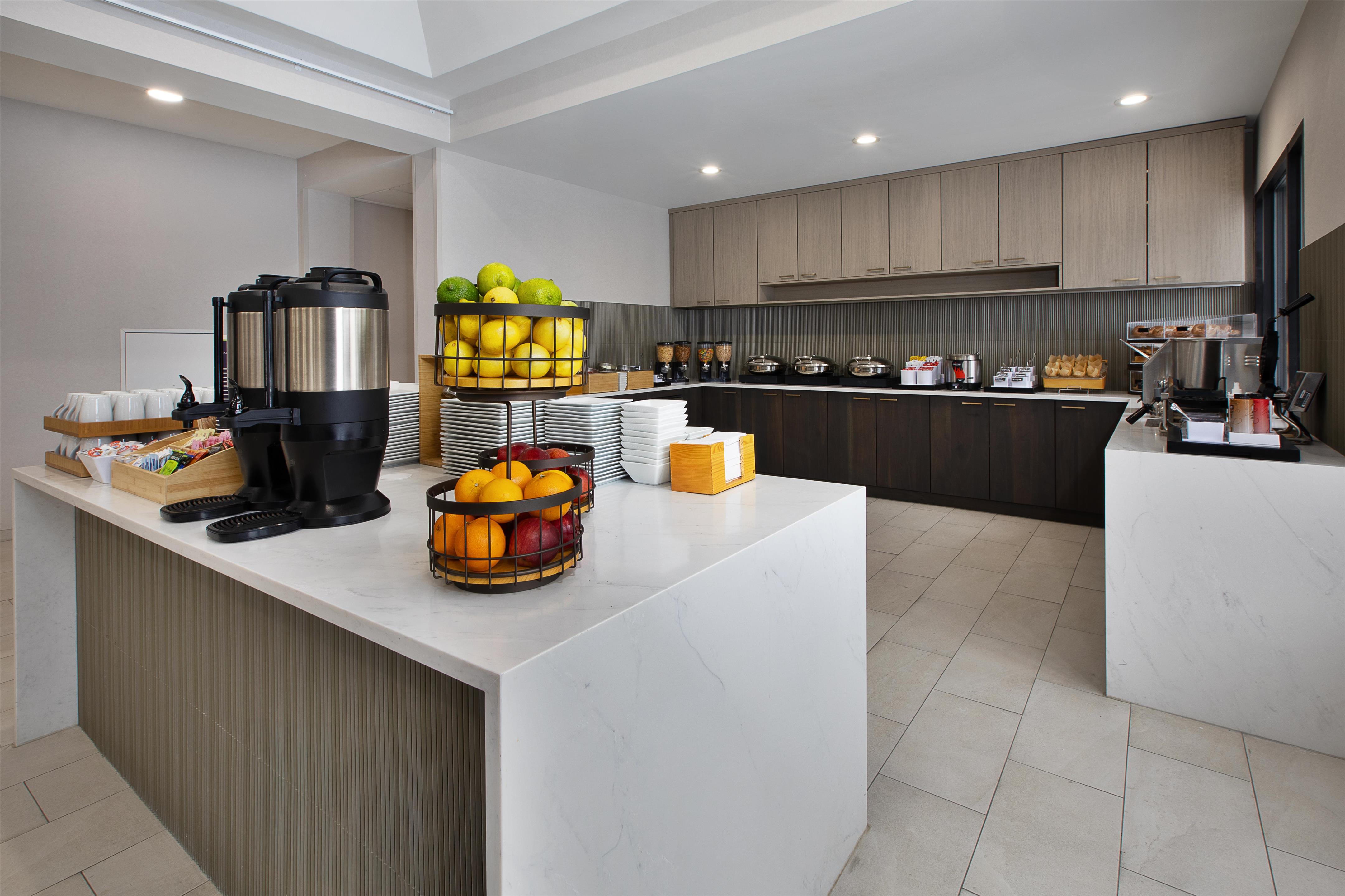 Breakfast Area | DoubleTree by Hilton Hotel Detroit - Novi