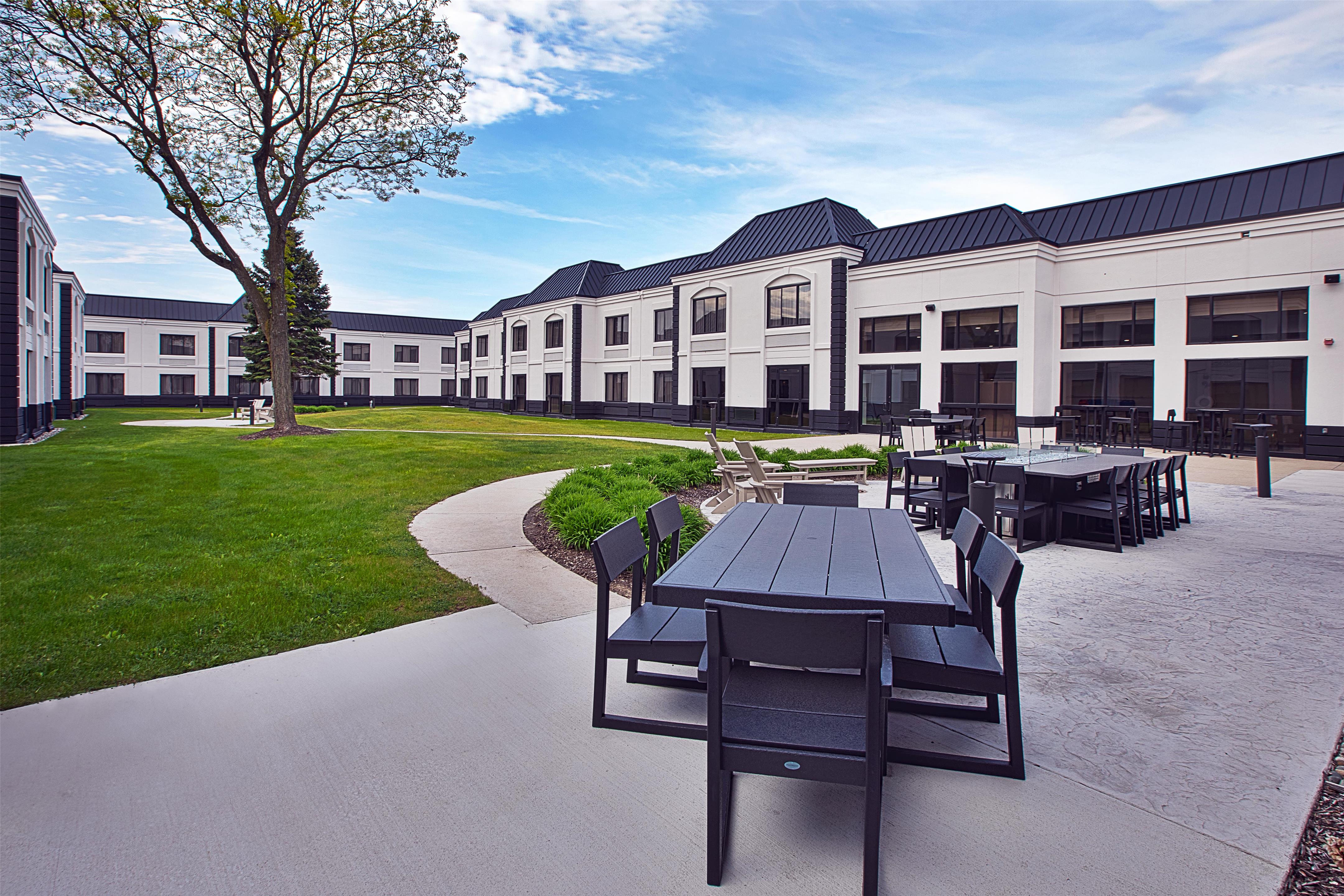 Exterior | DoubleTree by Hilton Hotel Detroit - Novi