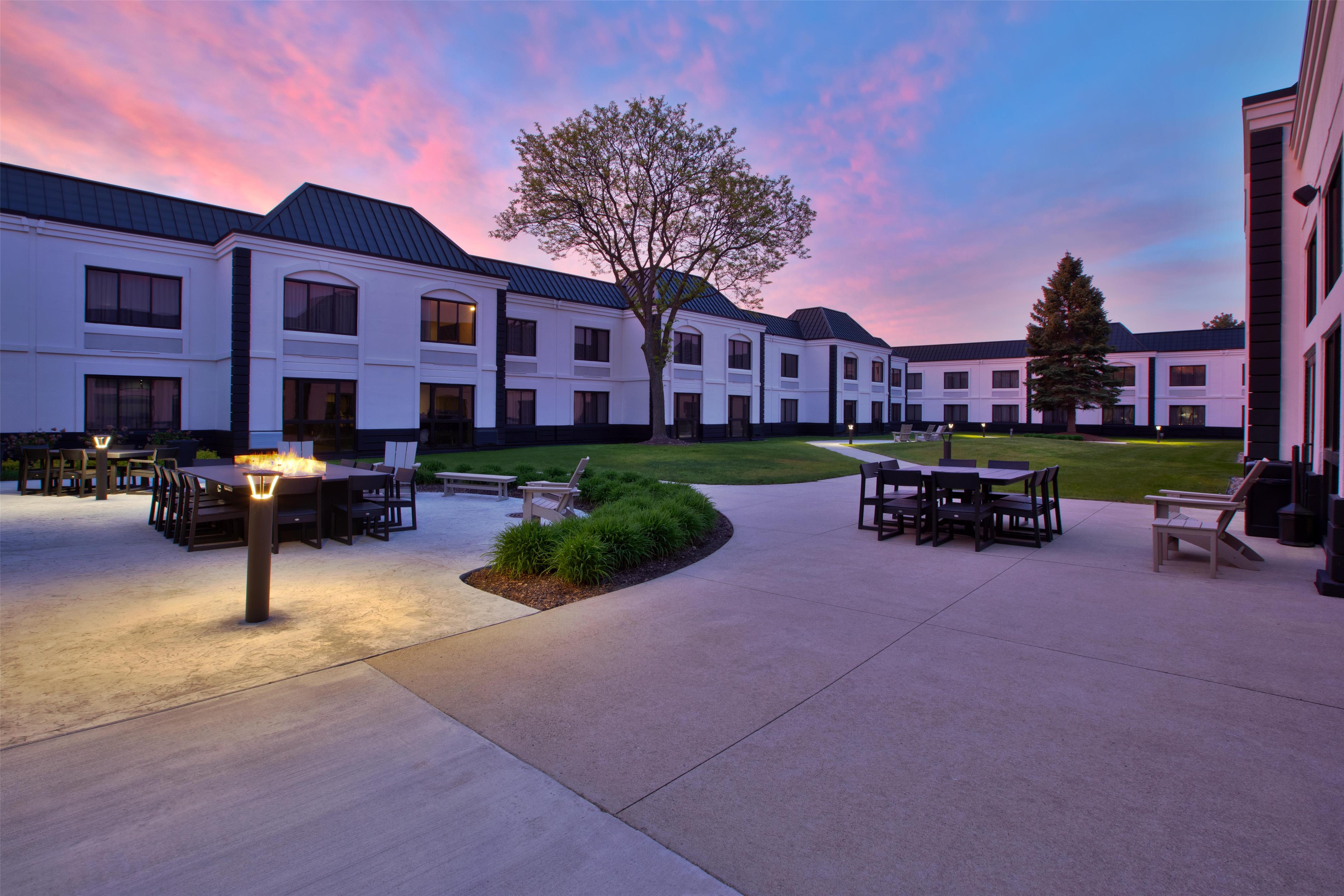 Exterior | DoubleTree by Hilton Hotel Detroit - Novi