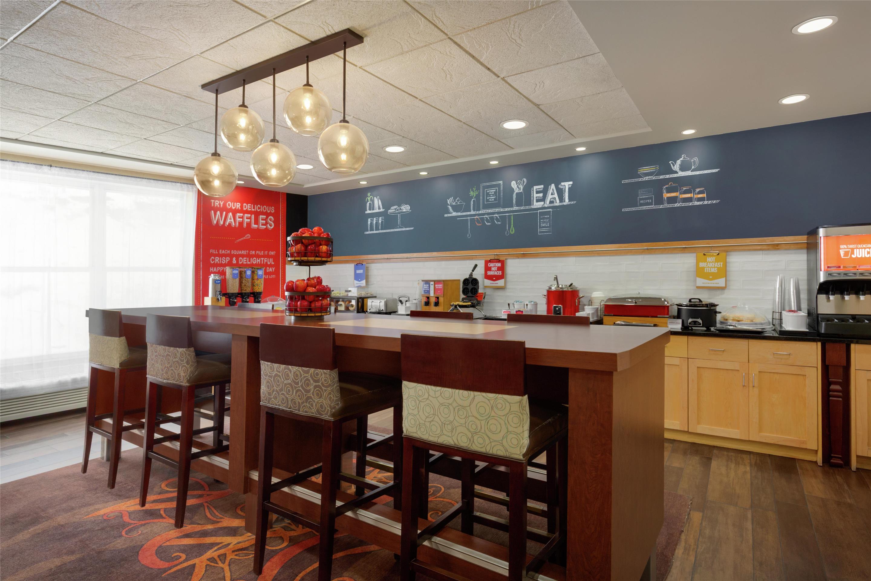 Breakfast Area | Hampton Inn Deadwood at Tin Lizzie Gaming Resort