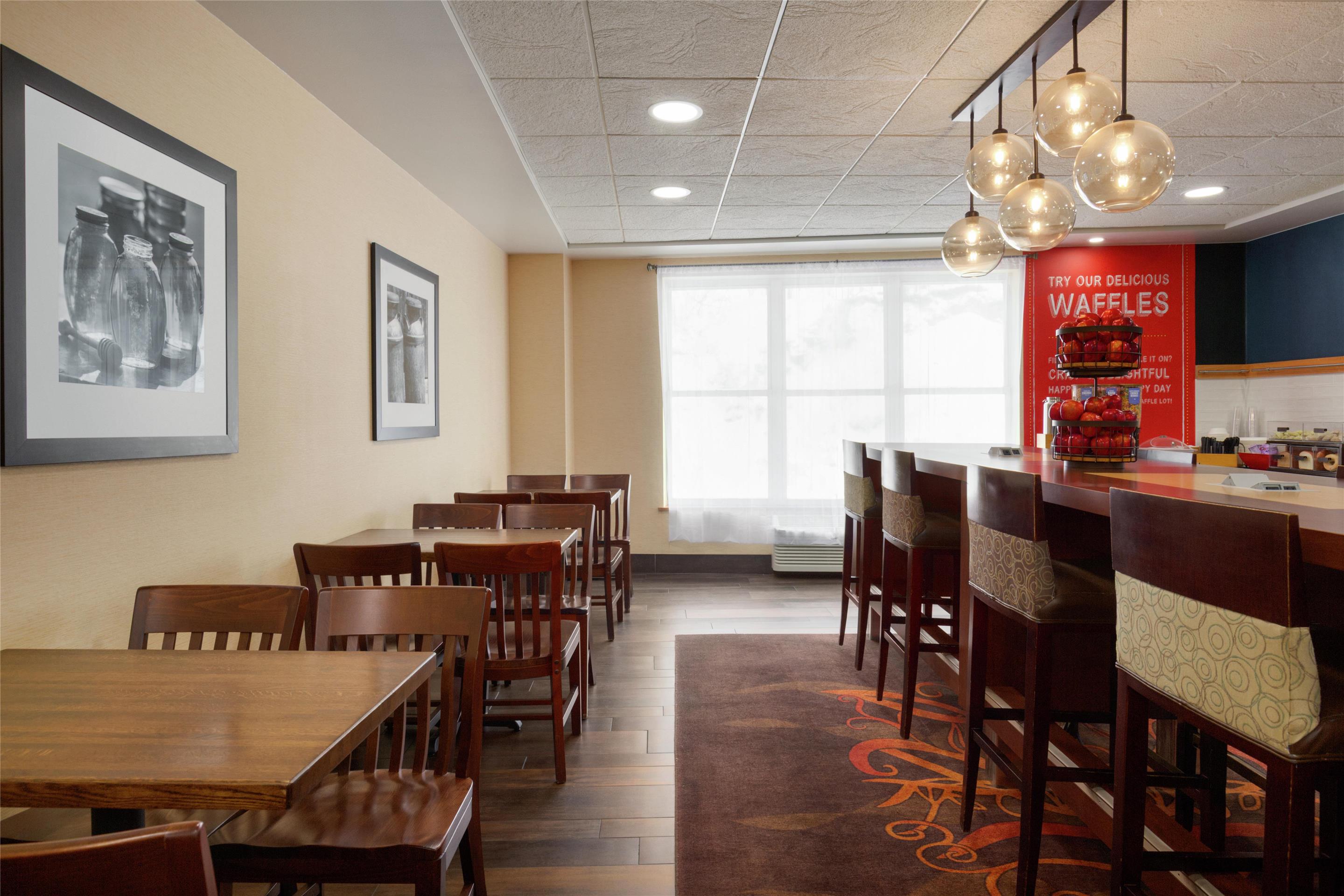 Breakfast Area | Hampton Inn Deadwood at Tin Lizzie Gaming Resort