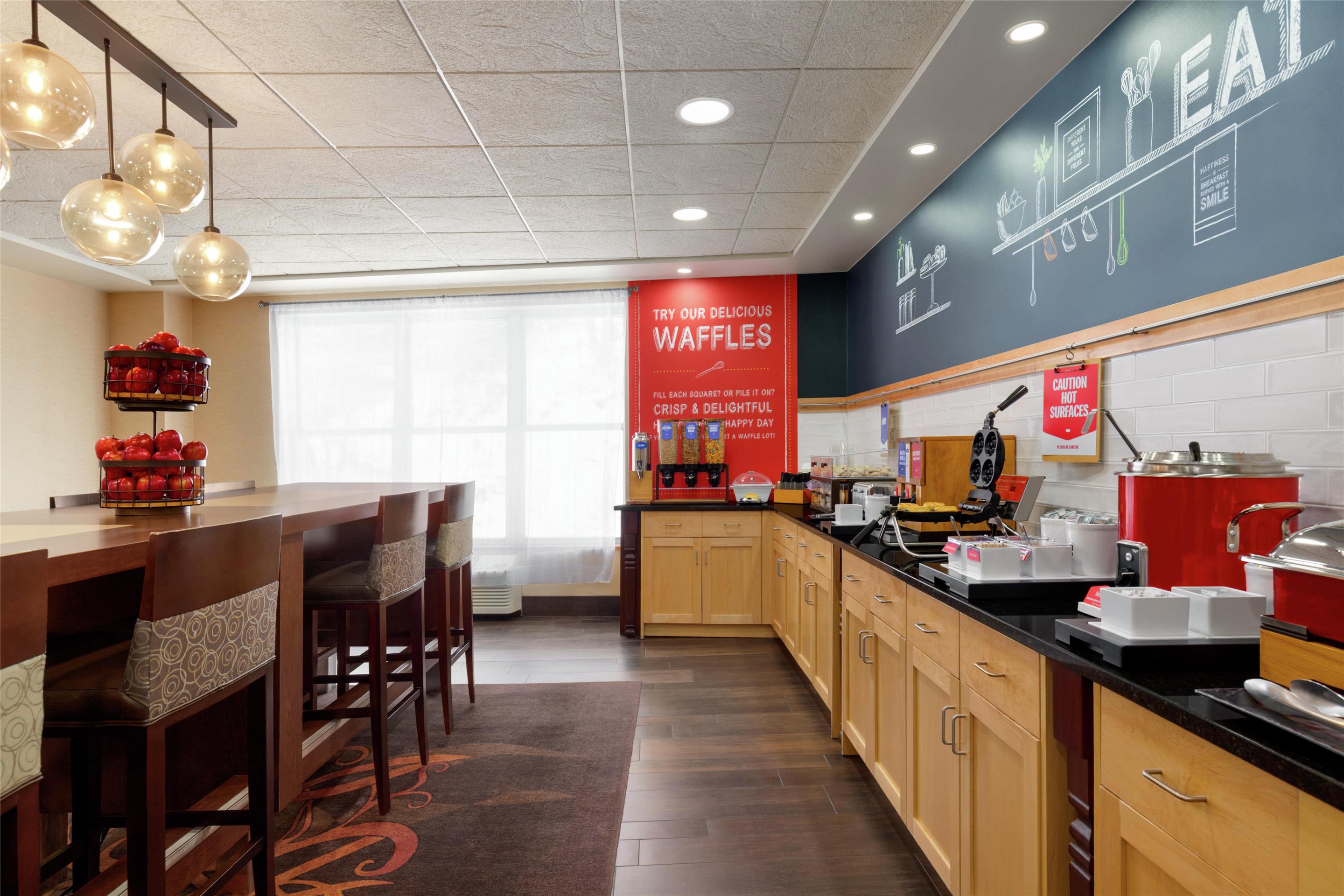 Breakfast Area | Hampton Inn Deadwood at Tin Lizzie Gaming Resort
