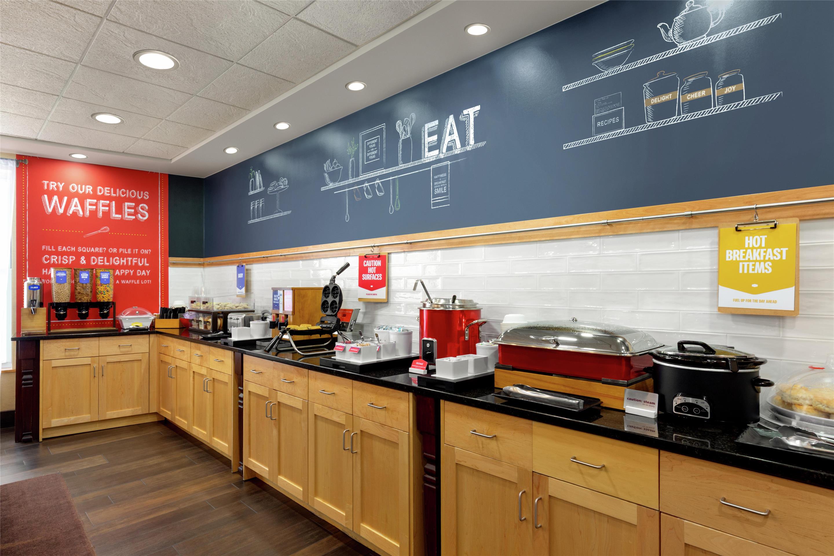Breakfast Area | Hampton Inn Deadwood at Tin Lizzie Gaming Resort