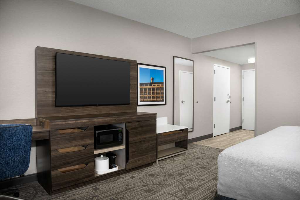 Hampton Inn Easton-guestroom-Guest Room,On-Site.jpg