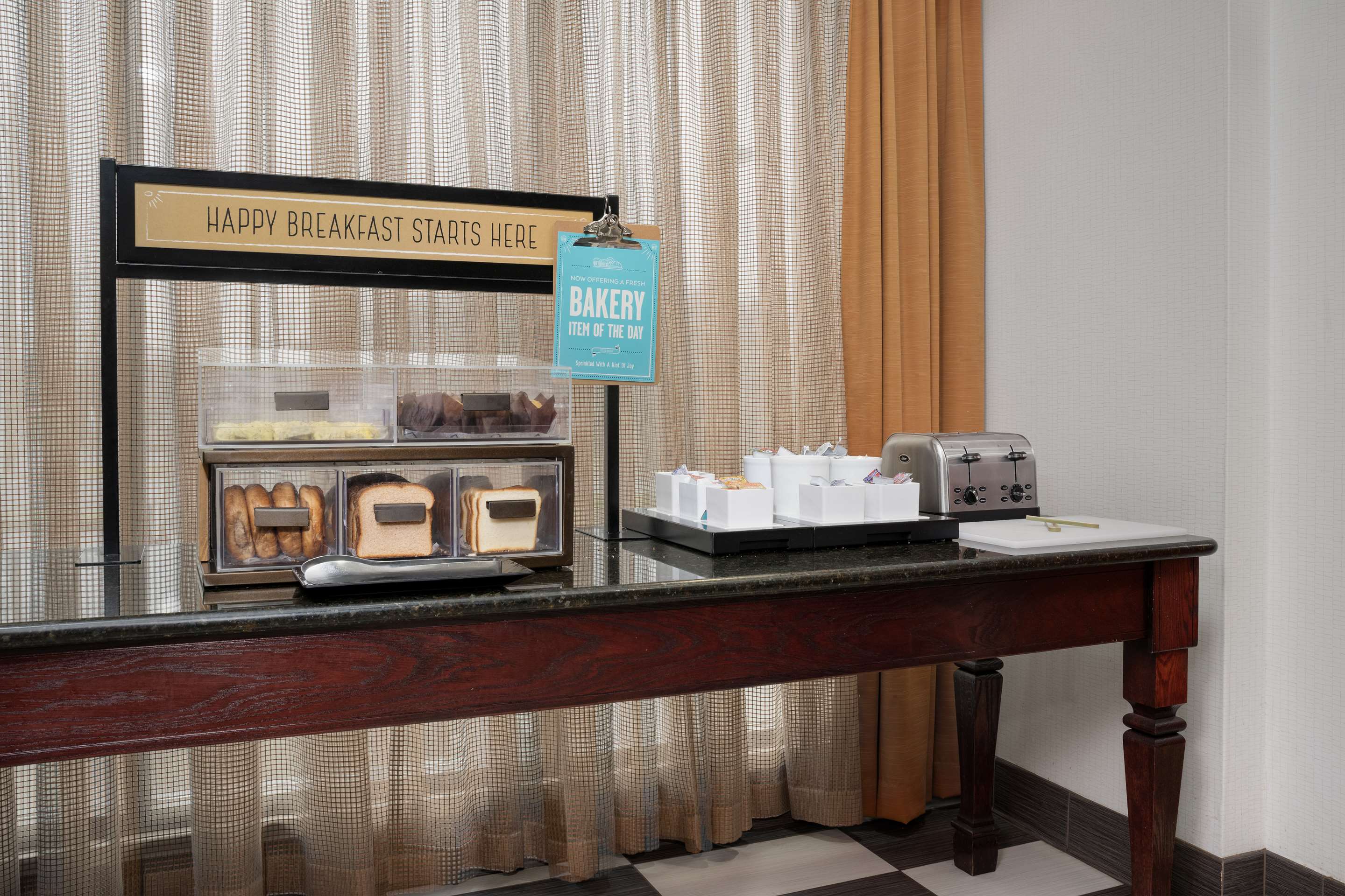 Breakfast Area | Hampton Inn Easton