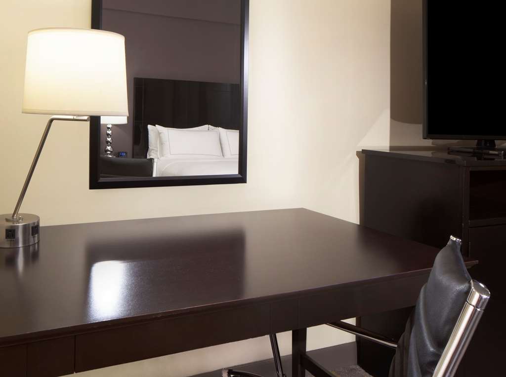 DoubleTree by Hilton El Paso Downtown Room Type - 2 QN DELUXE ACCESSIBLE TUB
