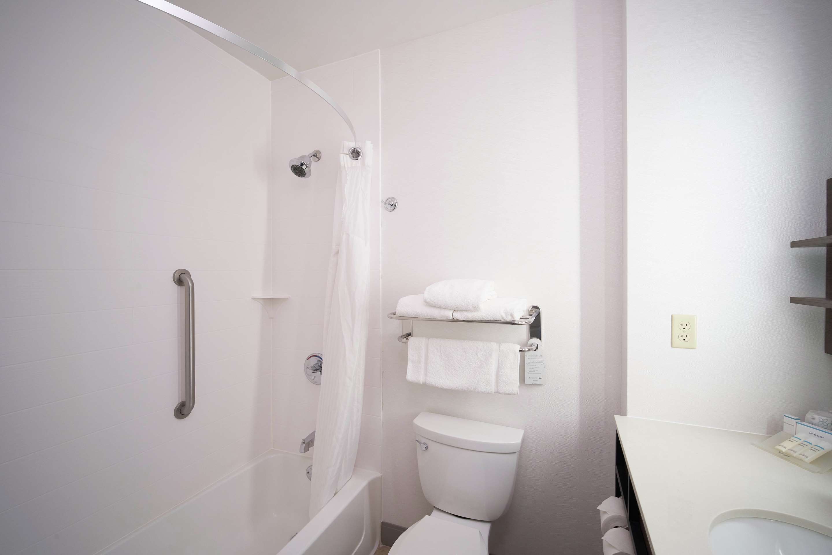 Guest room bath