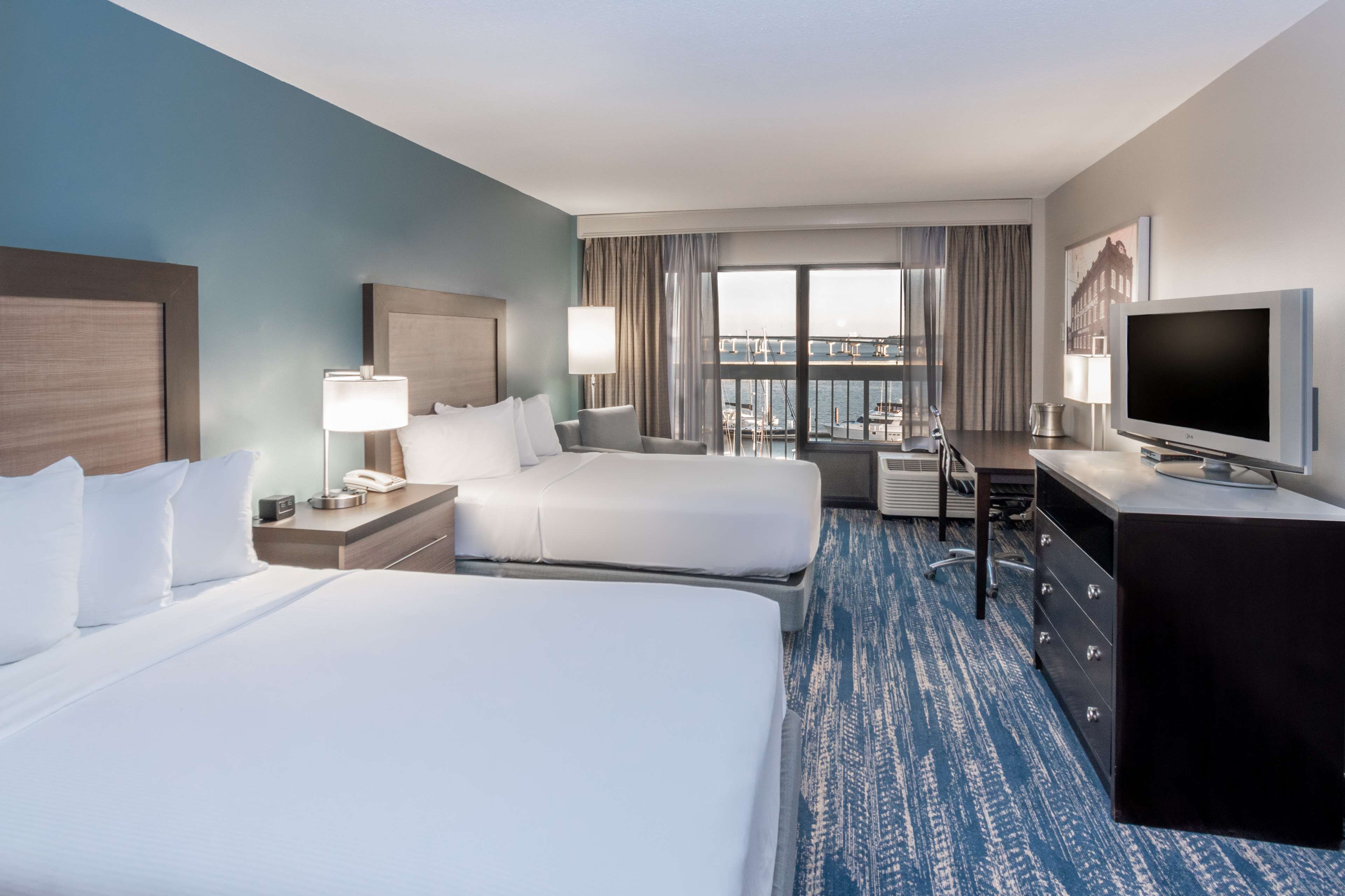 DoubleTree by Hilton Hotel New Bern Riverfront - Tap to explore photos