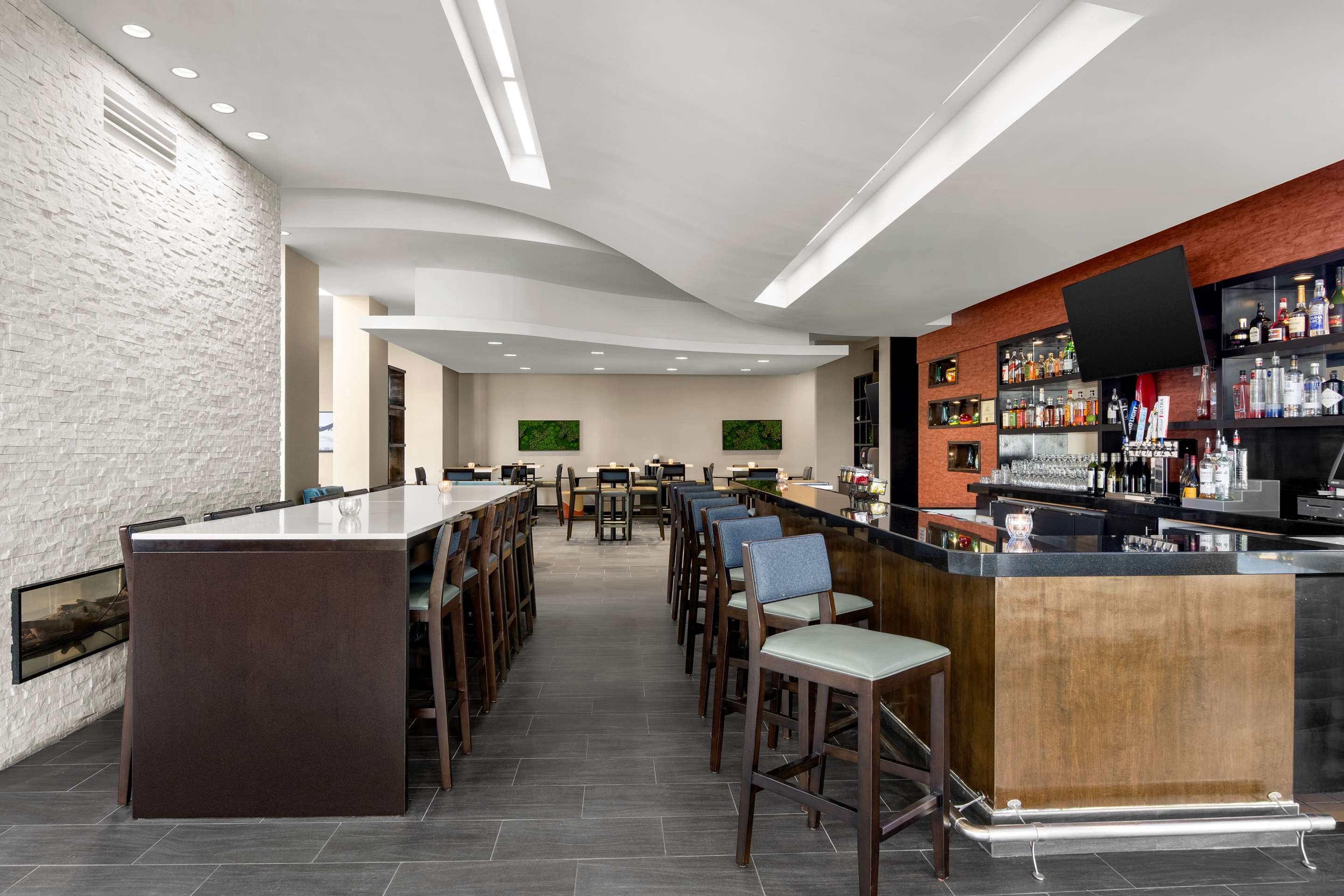 Restaurant | Embassy Suites Newark Airport