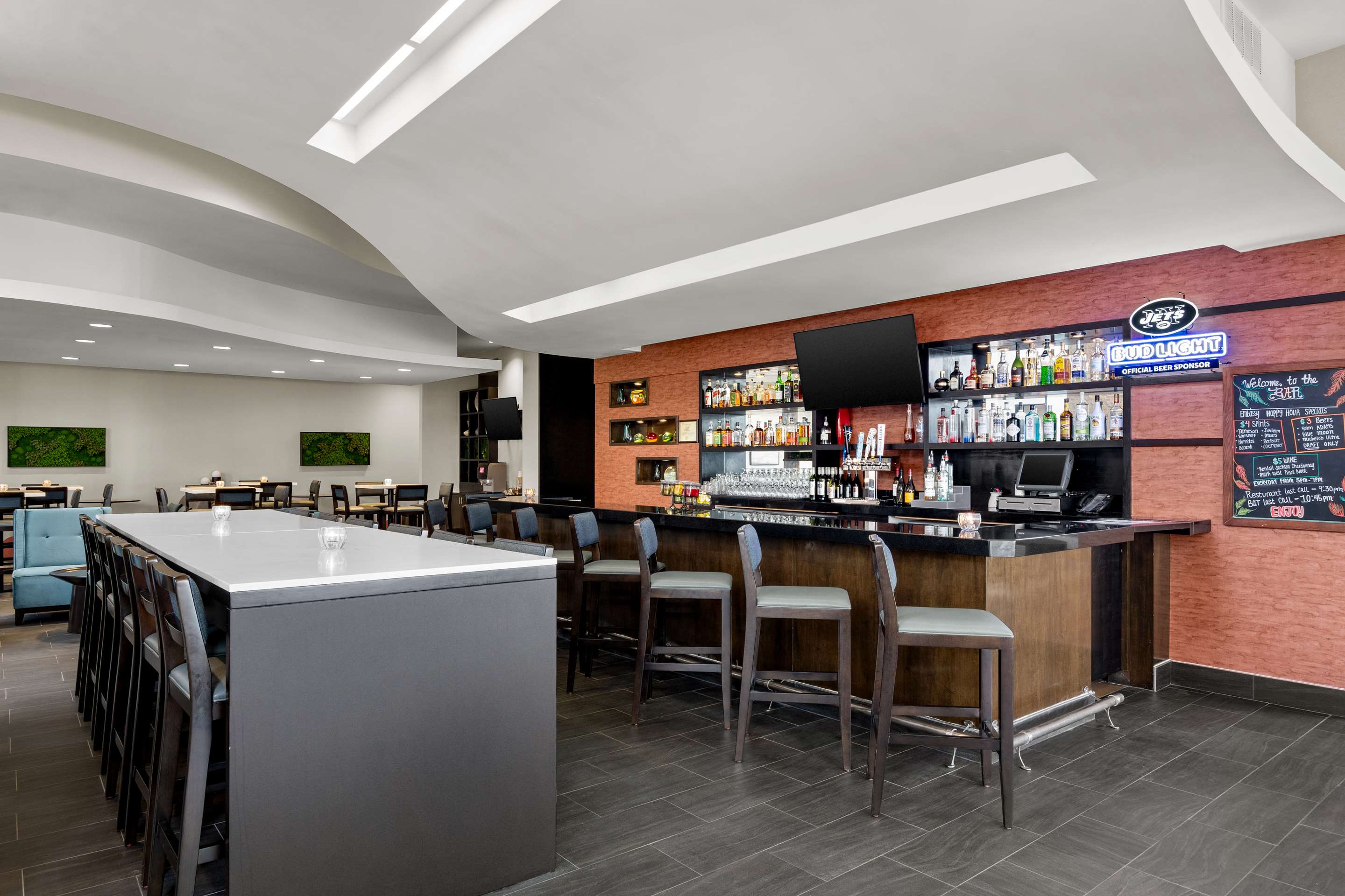 Restaurant | Embassy Suites Newark Airport