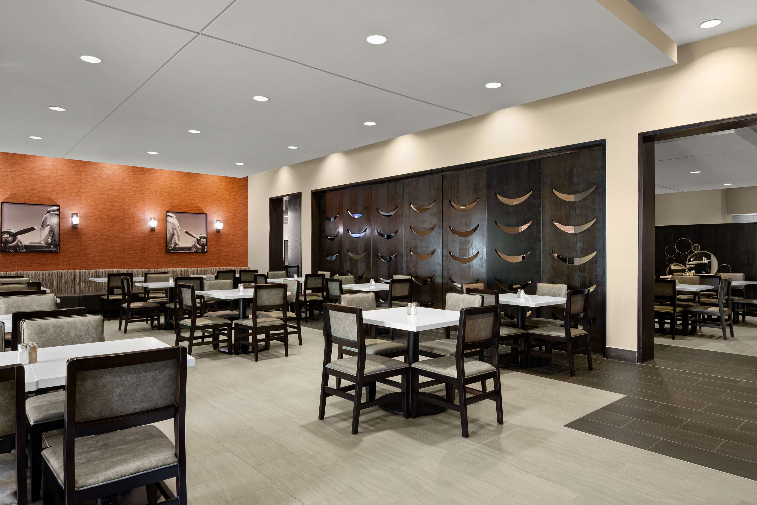 Restaurant | Embassy Suites Newark Airport