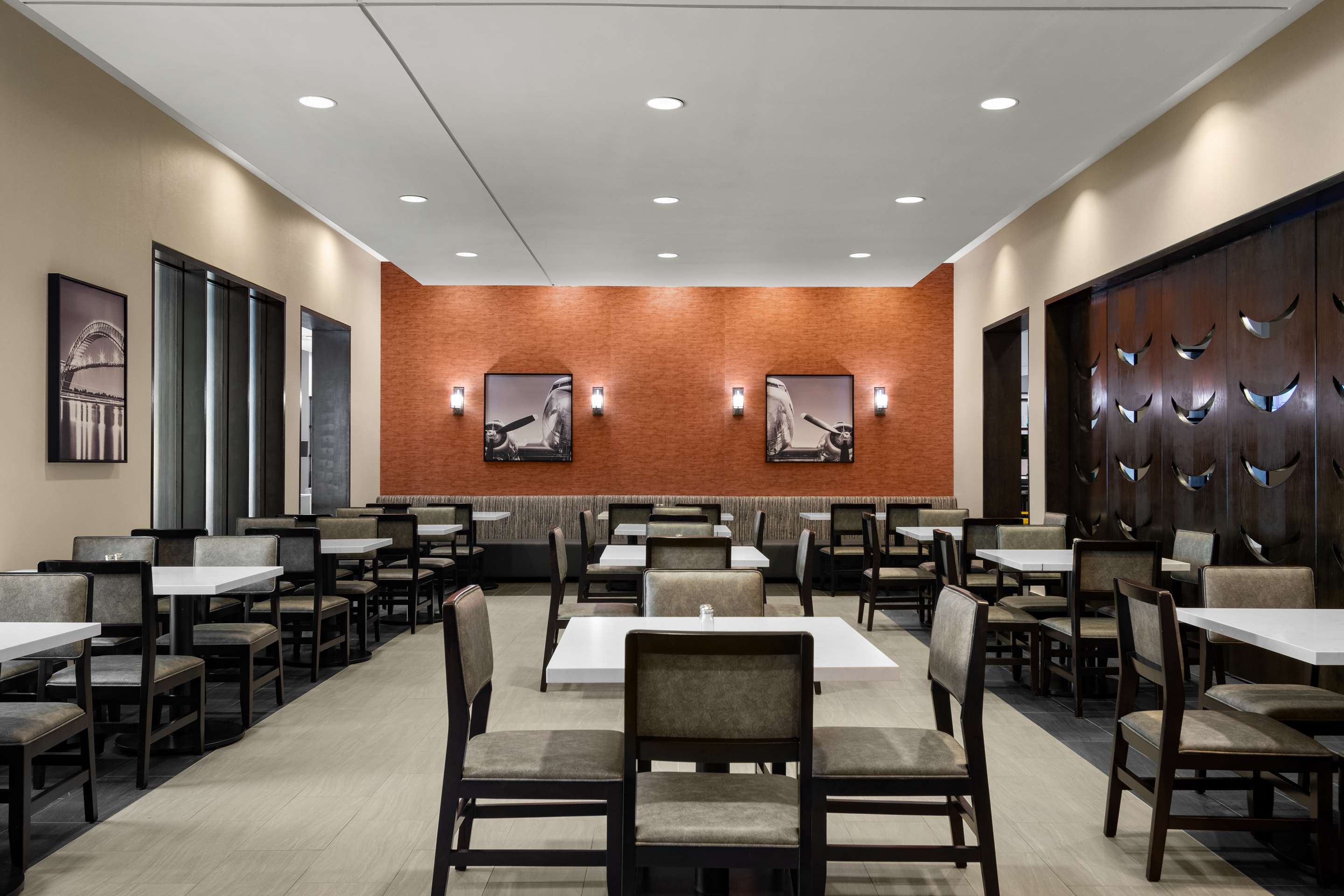 Restaurant | Embassy Suites Newark Airport