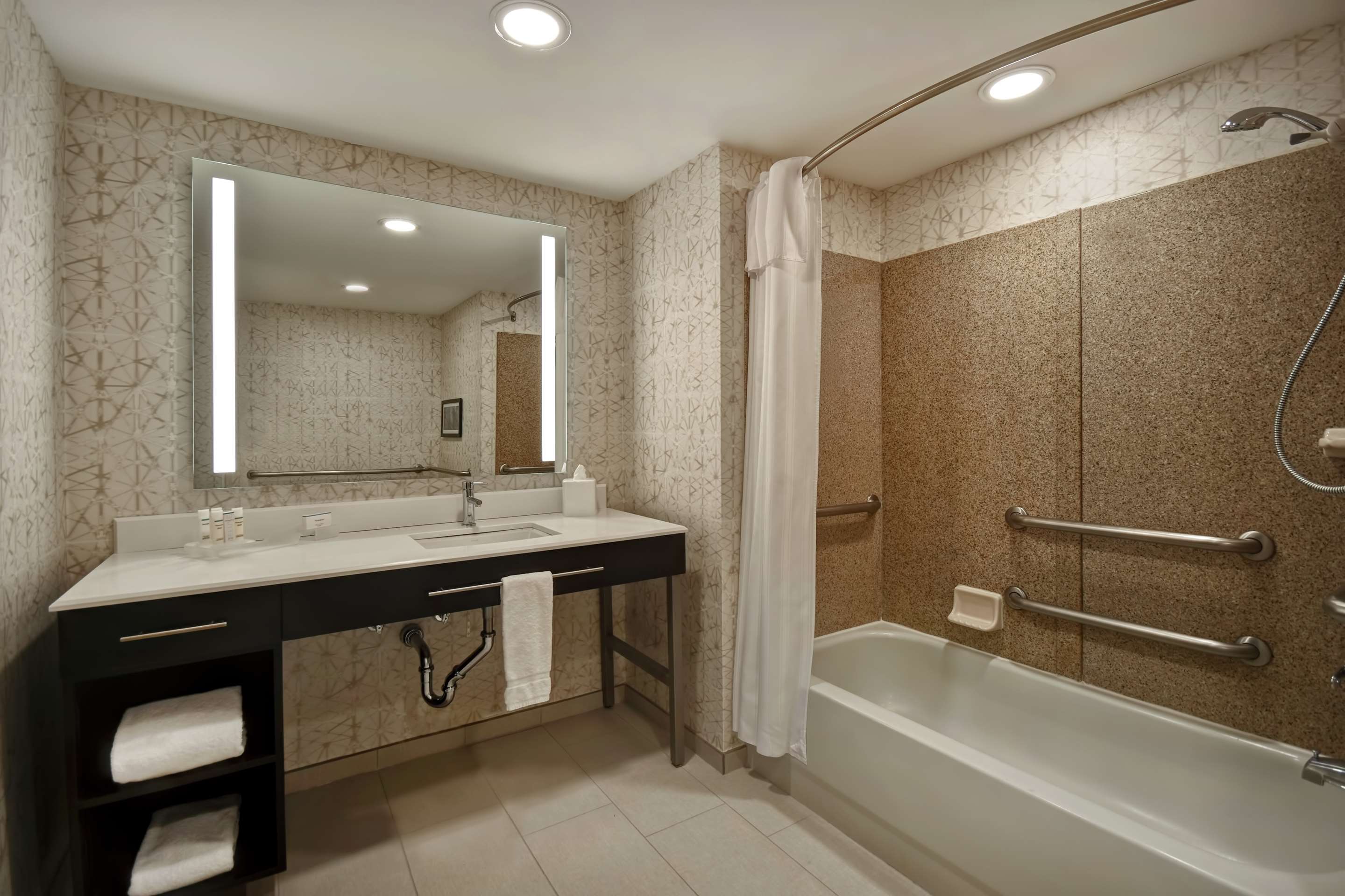 Guest room bath