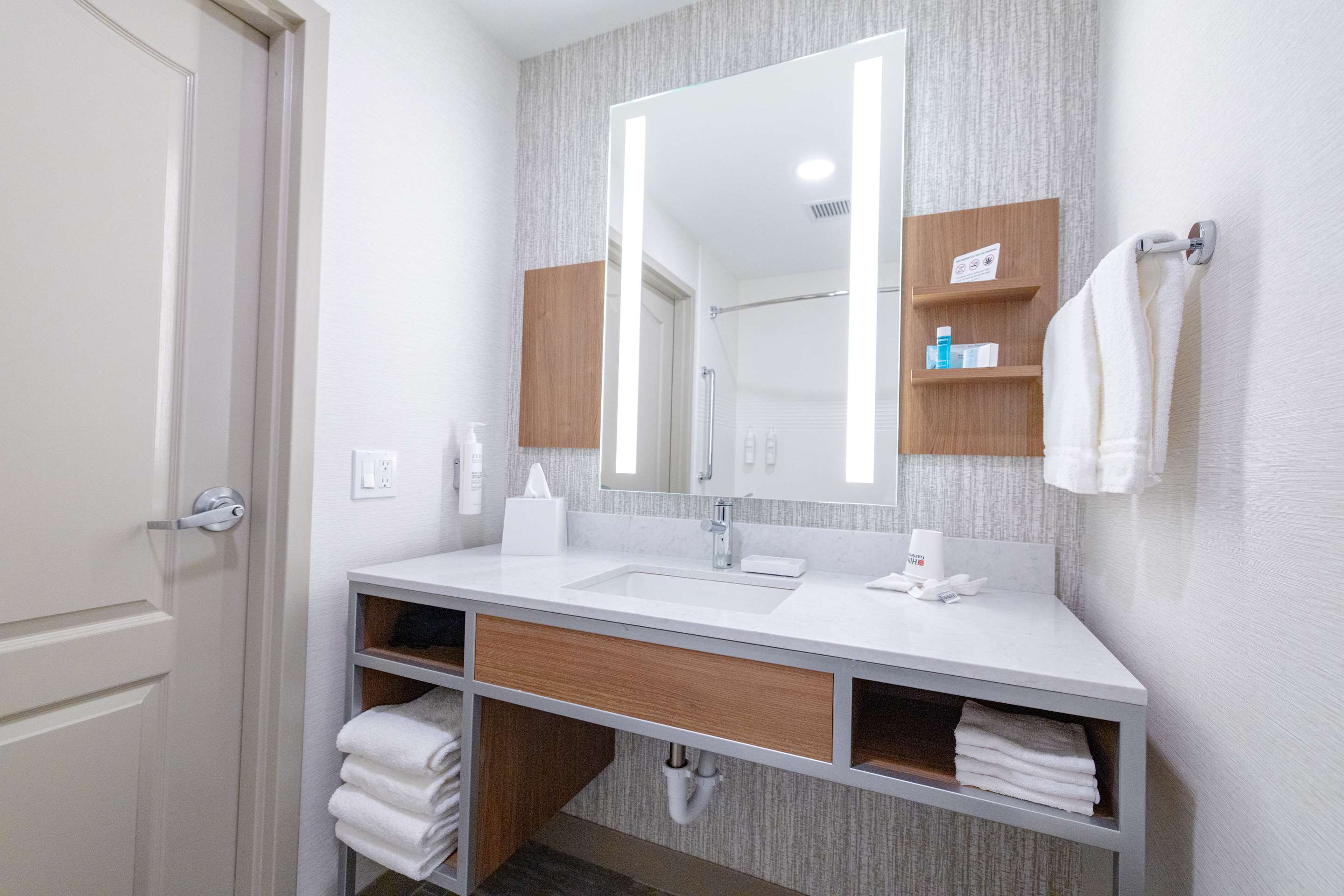 Guest room bath