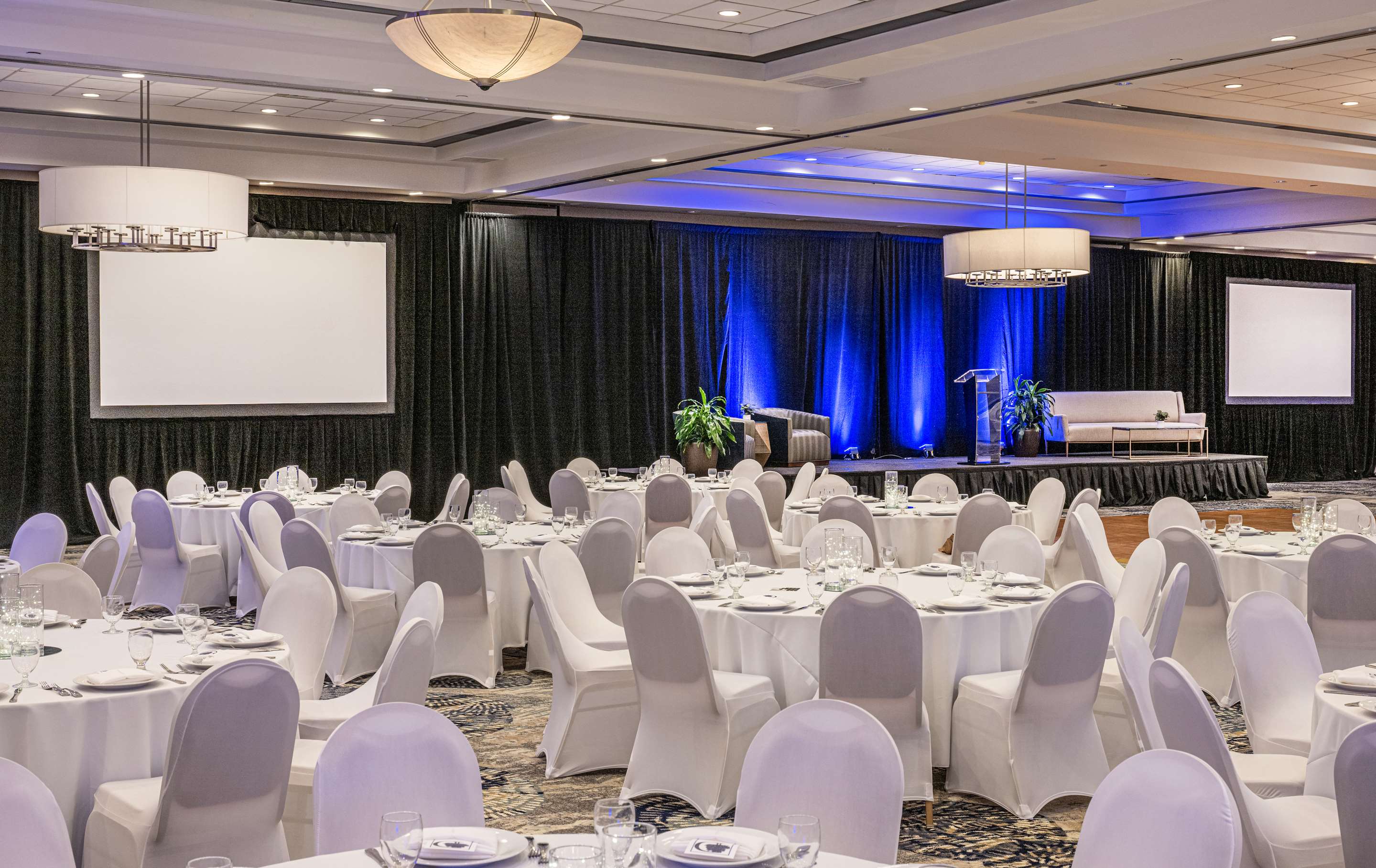Meeting Room | DoubleTree by Hilton Hotel Newark Airport